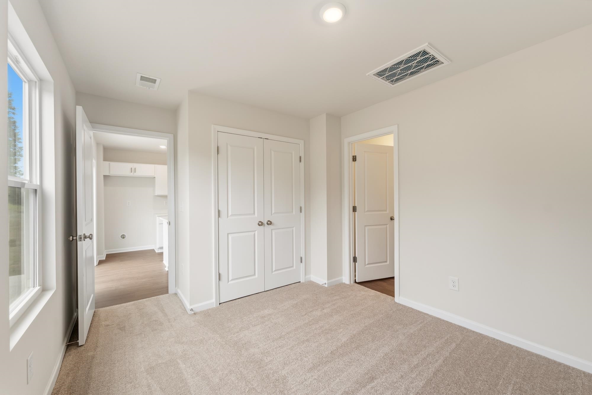 127 Cloverfield Lane Property Photo 12