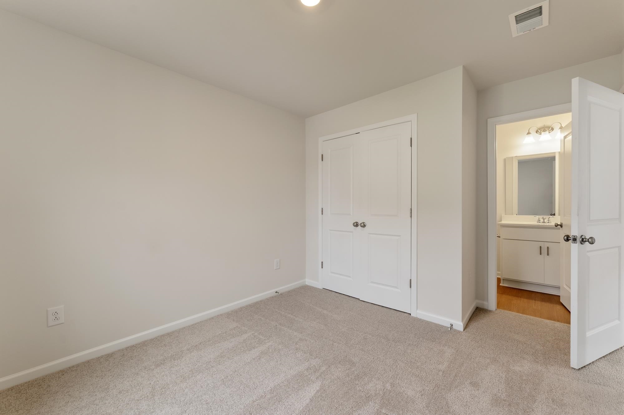 134 Cloverfield Lane Property Photo 9