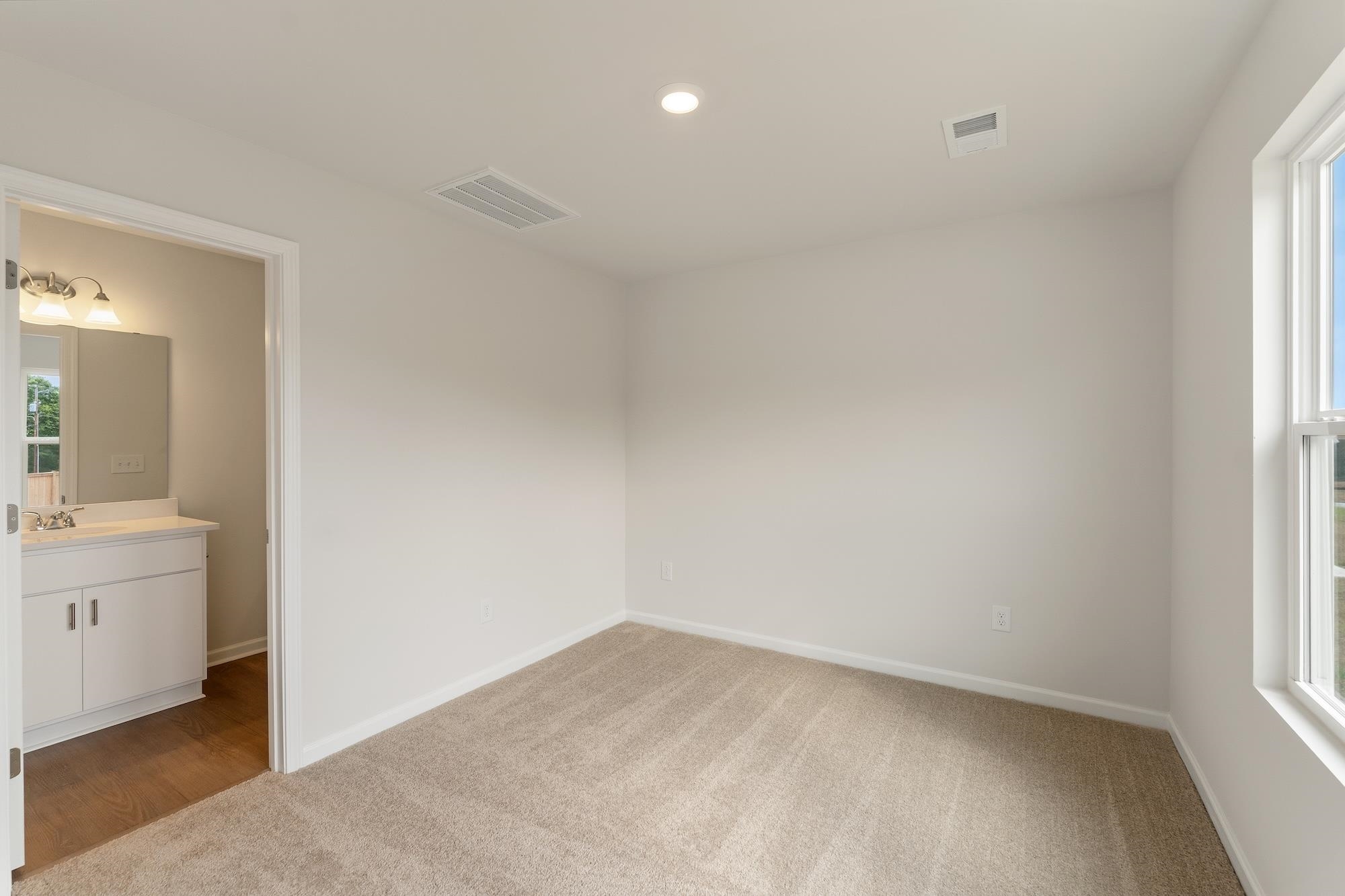 134 Cloverfield Lane Property Photo 10