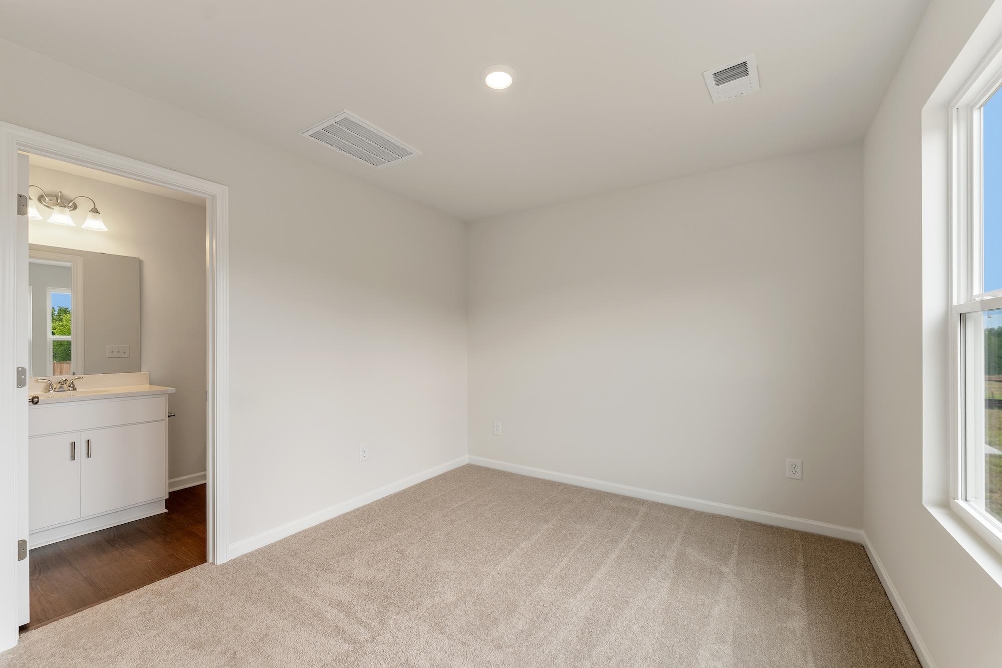 138 Cloverfield Lane Property Photo 10