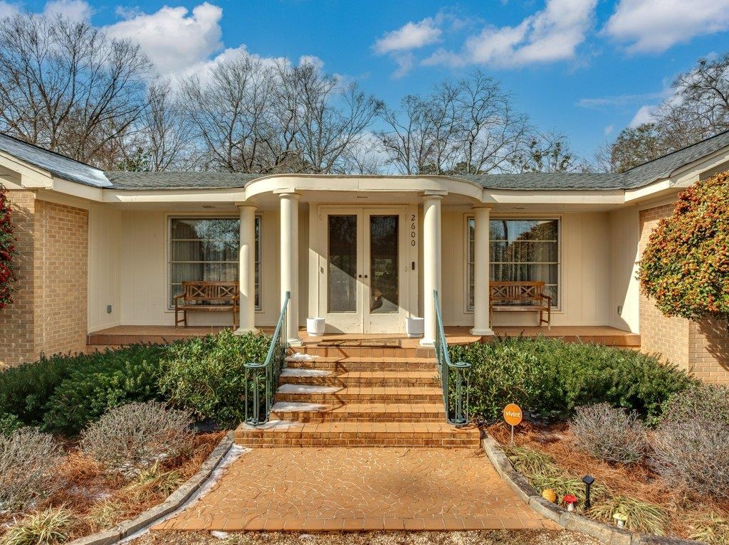 2600 Club Drive Property Photo 4