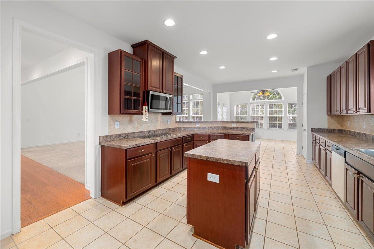 200 Stonebury Drive Property Photo 15