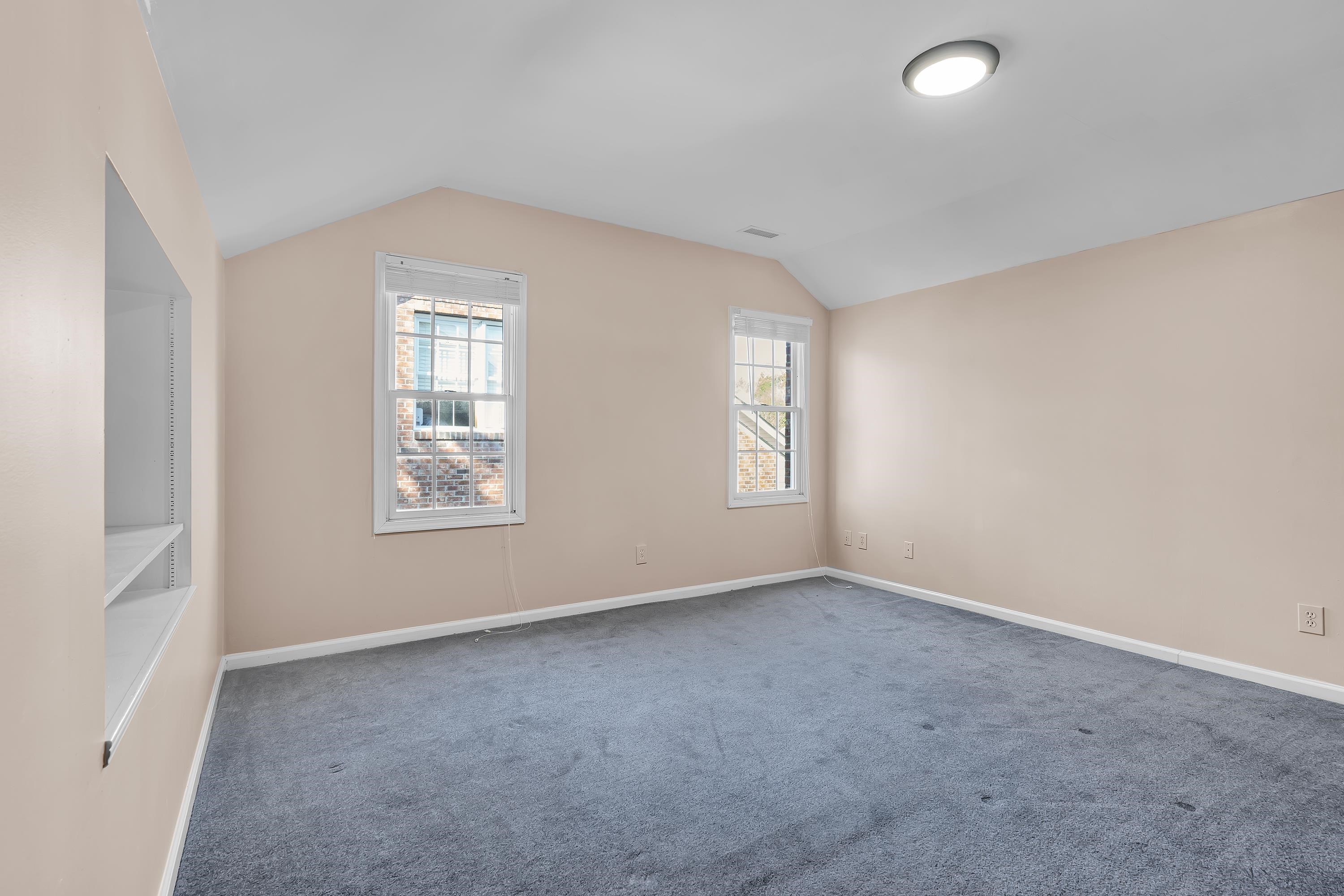 350 W Pointe Drive Property Photo 17