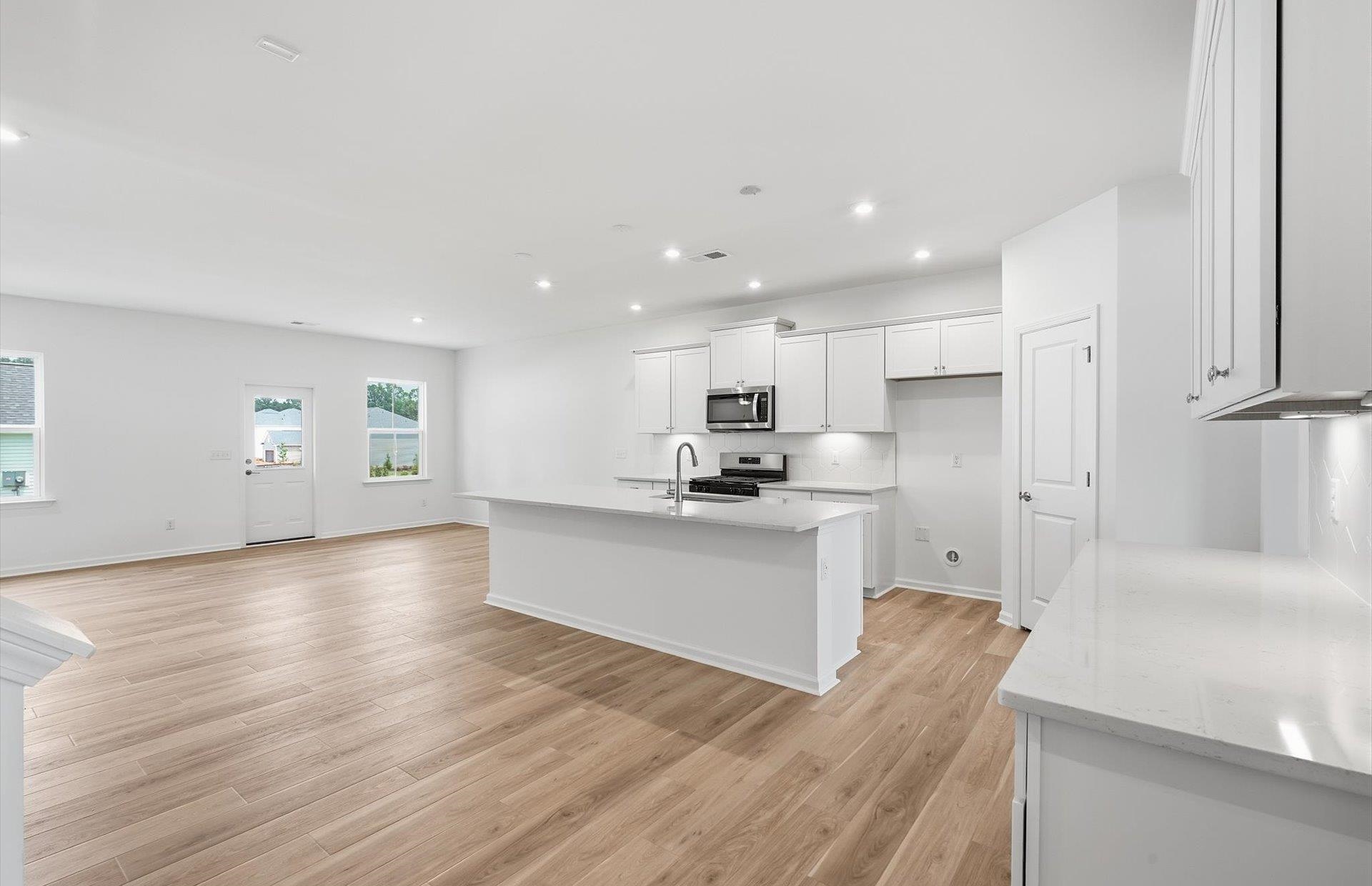 1043 Whitefox Drive Property Photo 4