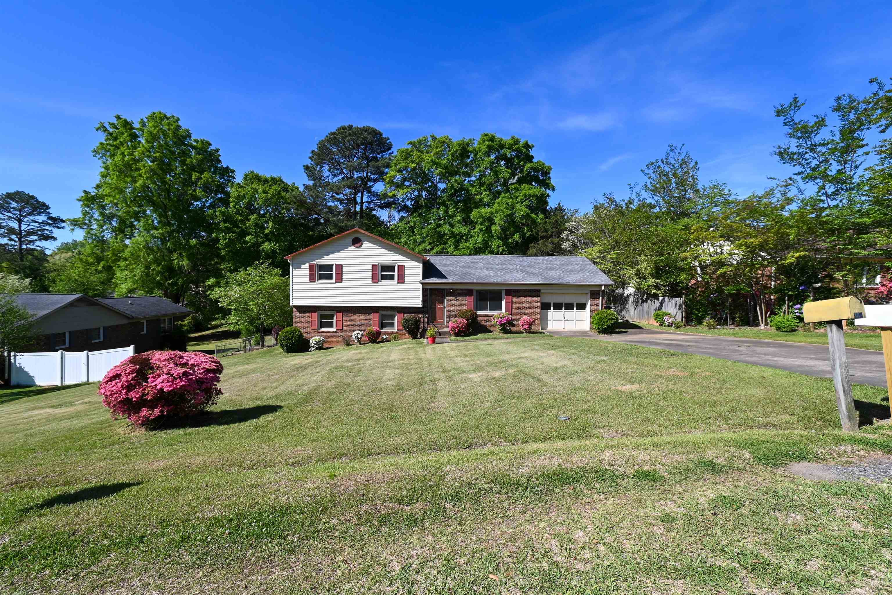204 York Drive Property Photo 1