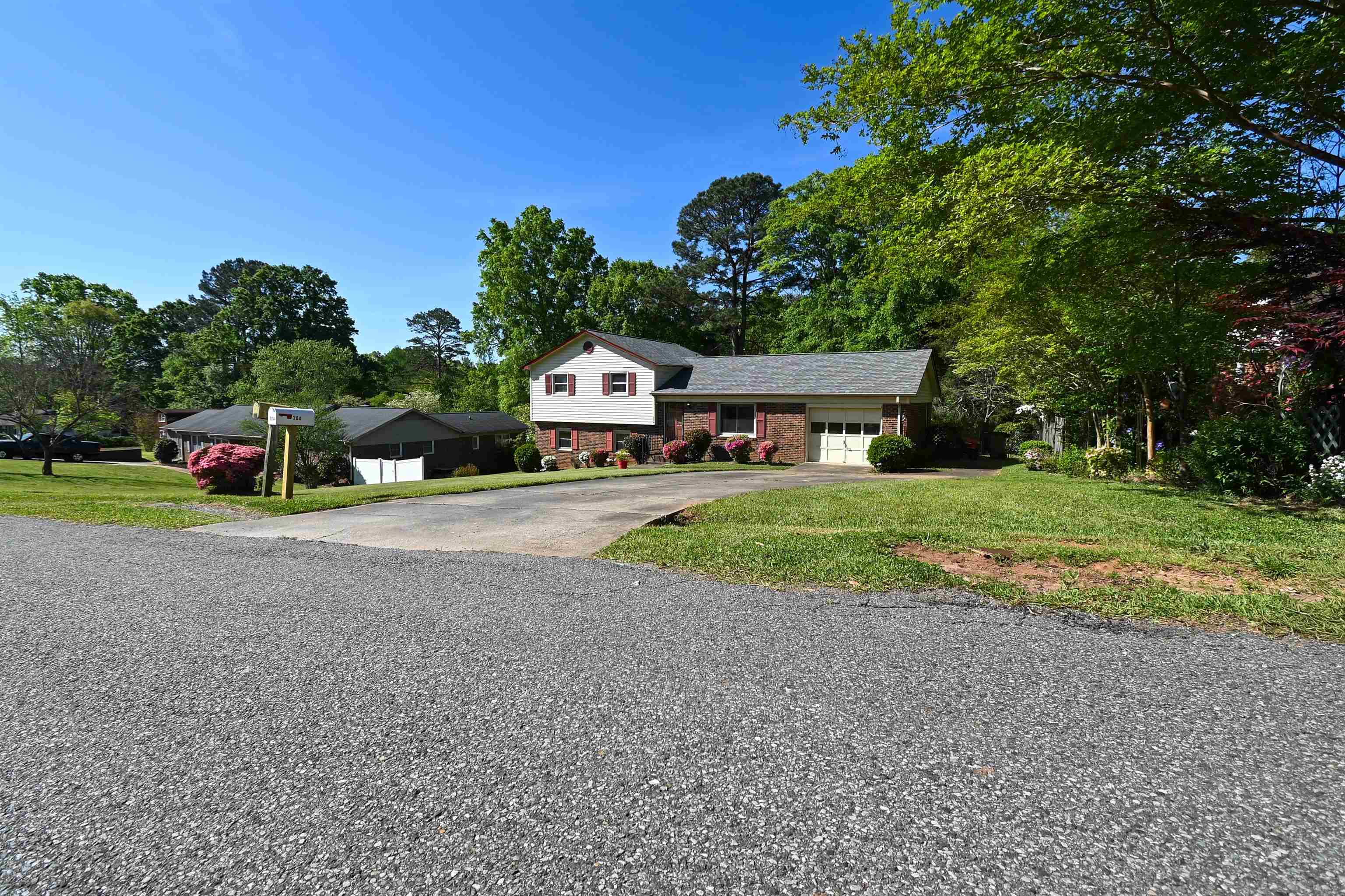 204 York Drive Property Photo 2