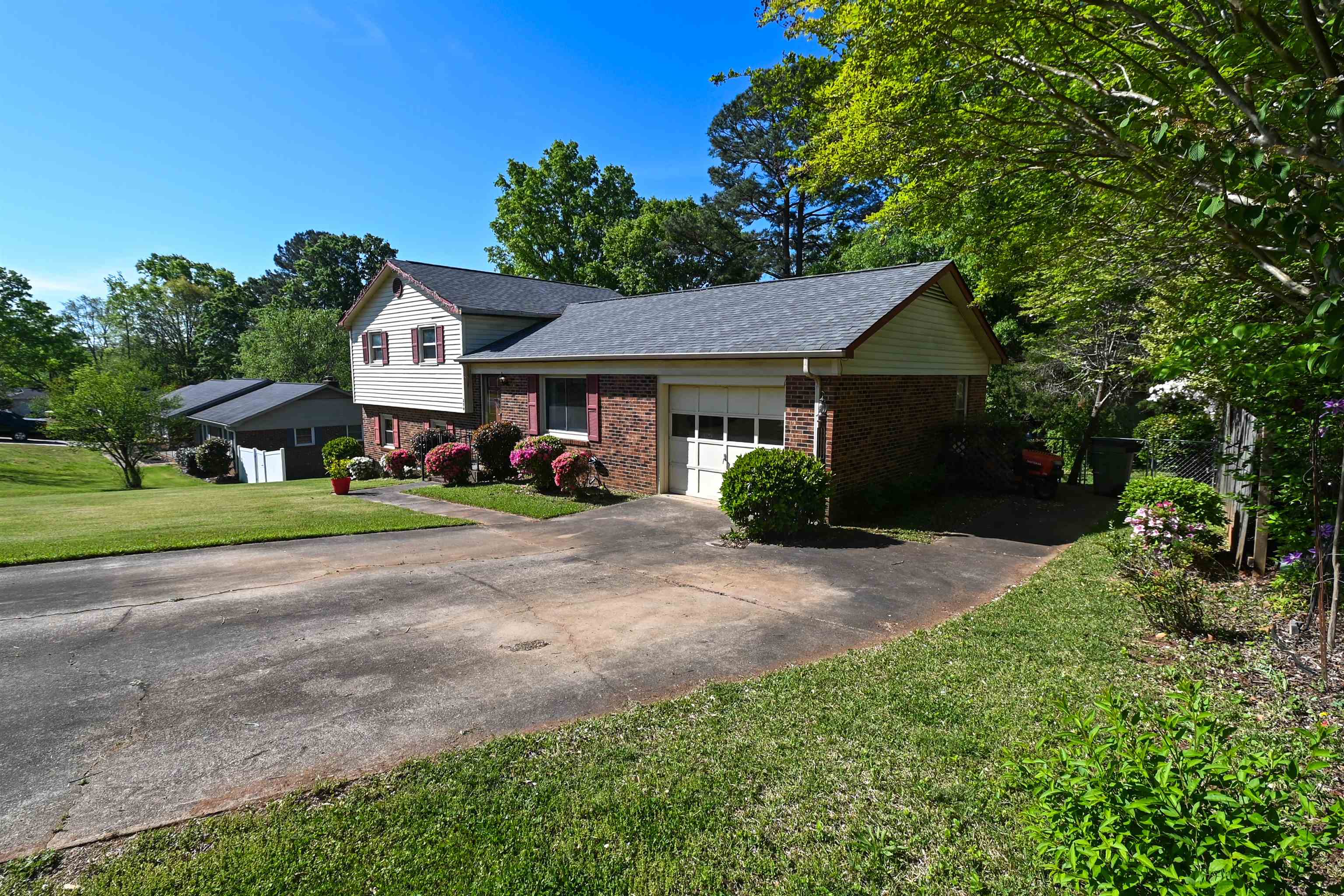 204 York Drive Property Photo 3