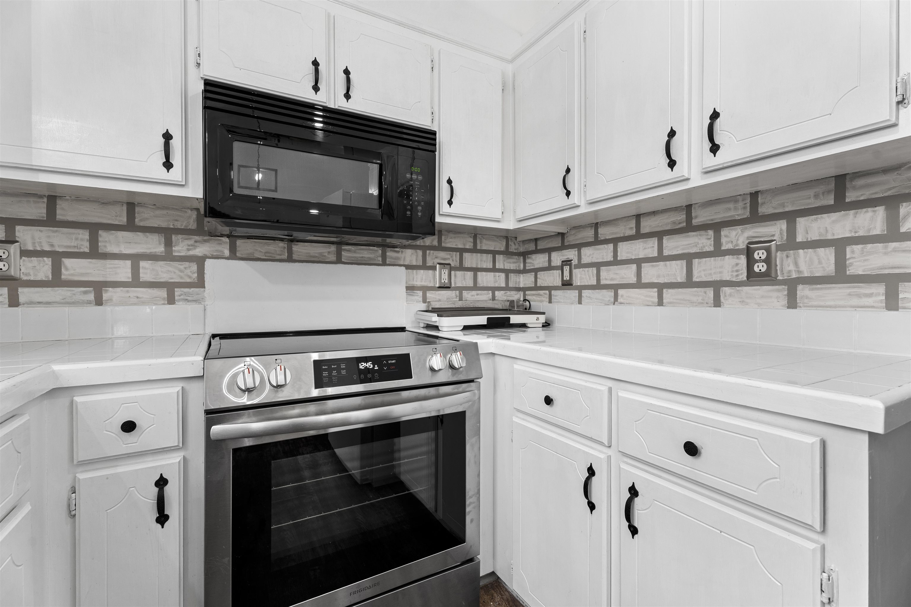 1104 Dunwoody Drive Property Photo 4