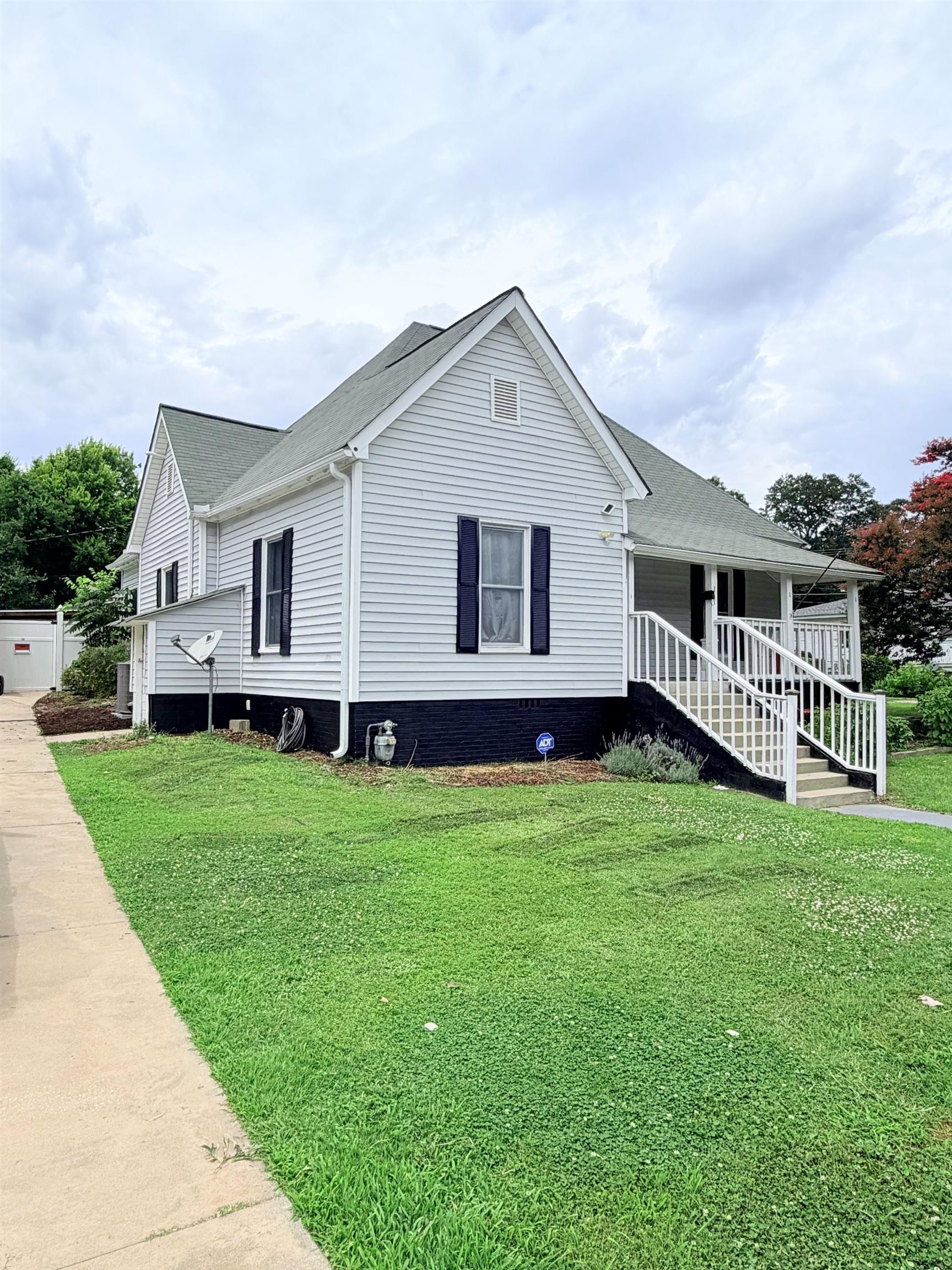 4 Front Street Property Photo 2