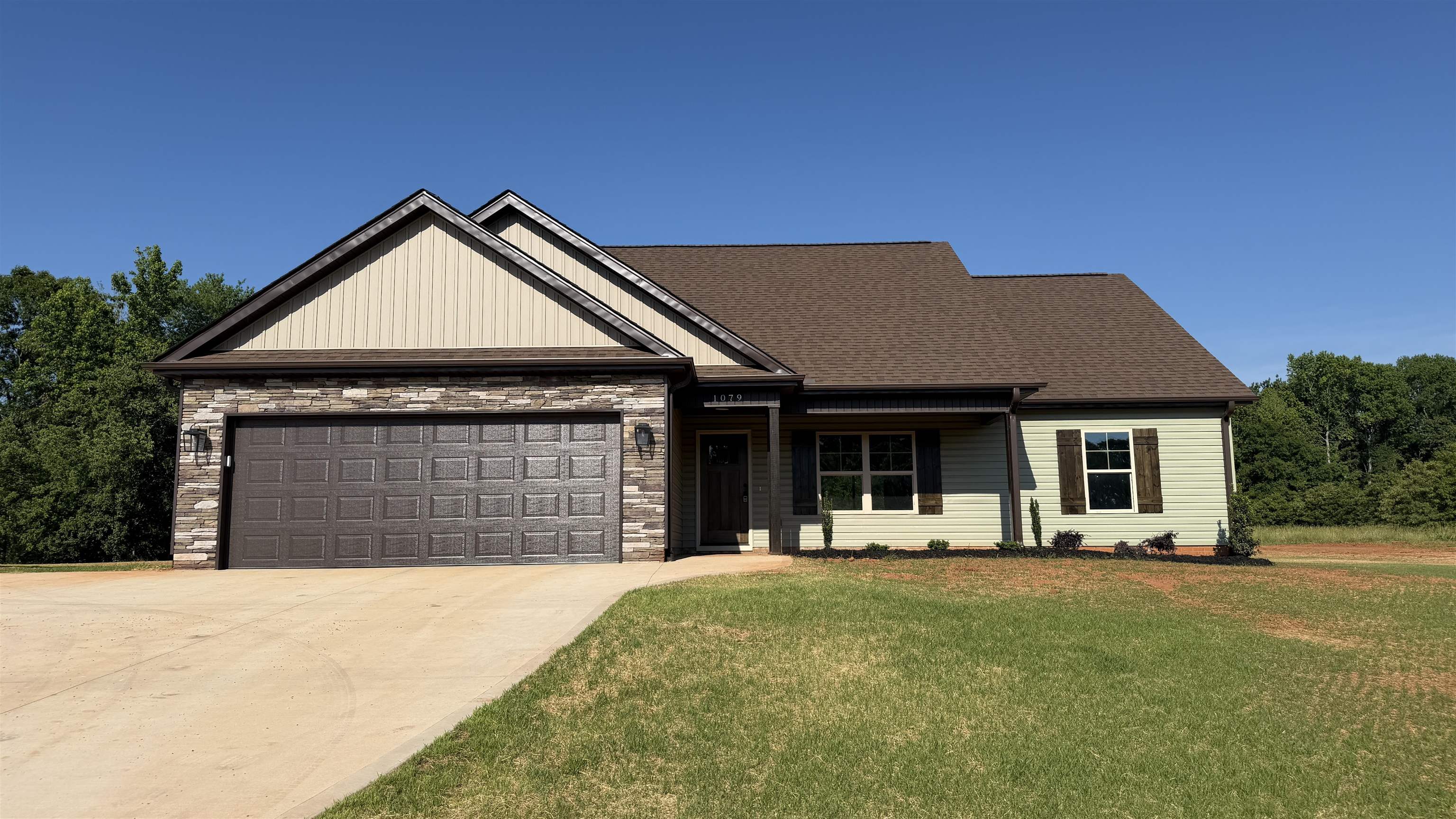 1079 N Green River Property Photo 1