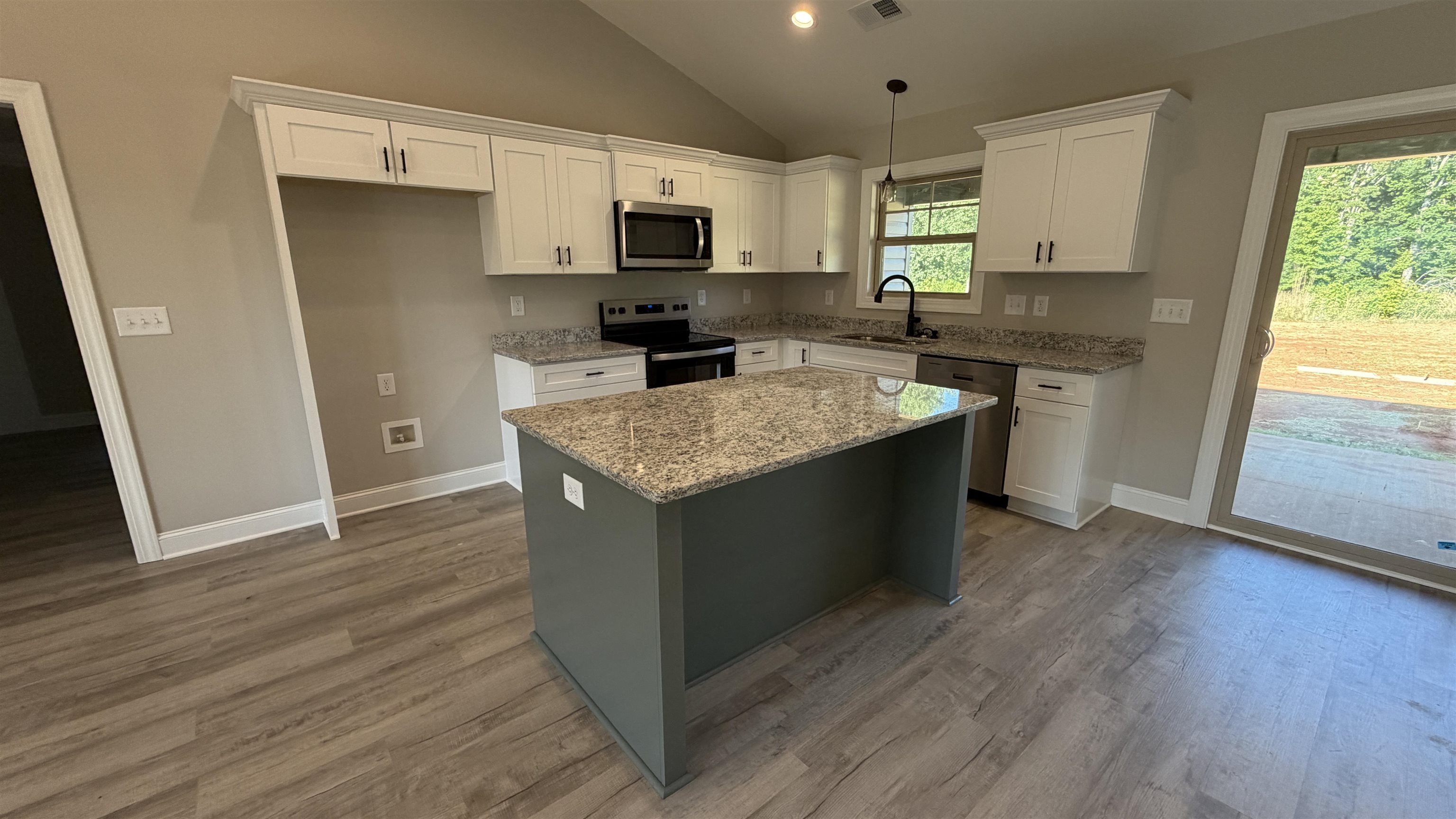 1079 N Green River Property Photo 2