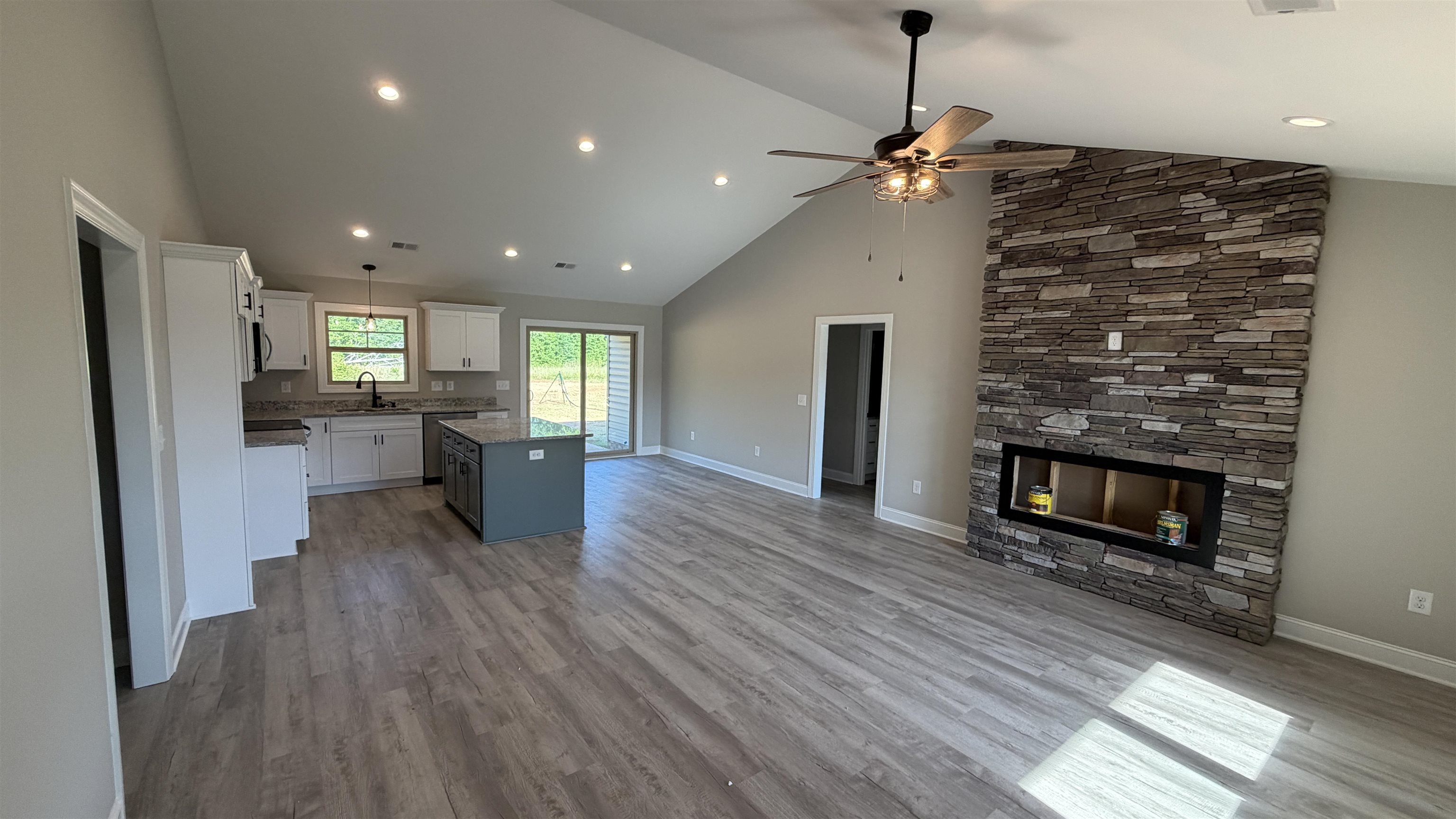1079 N Green River Property Photo 3