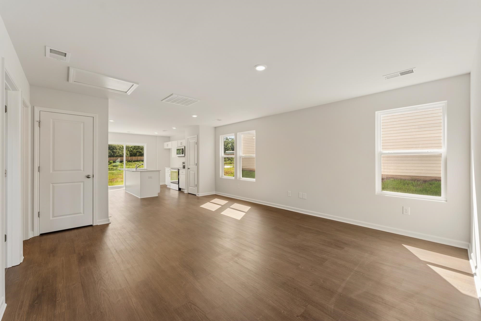 170 Cloverfield Lane Property Photo 3