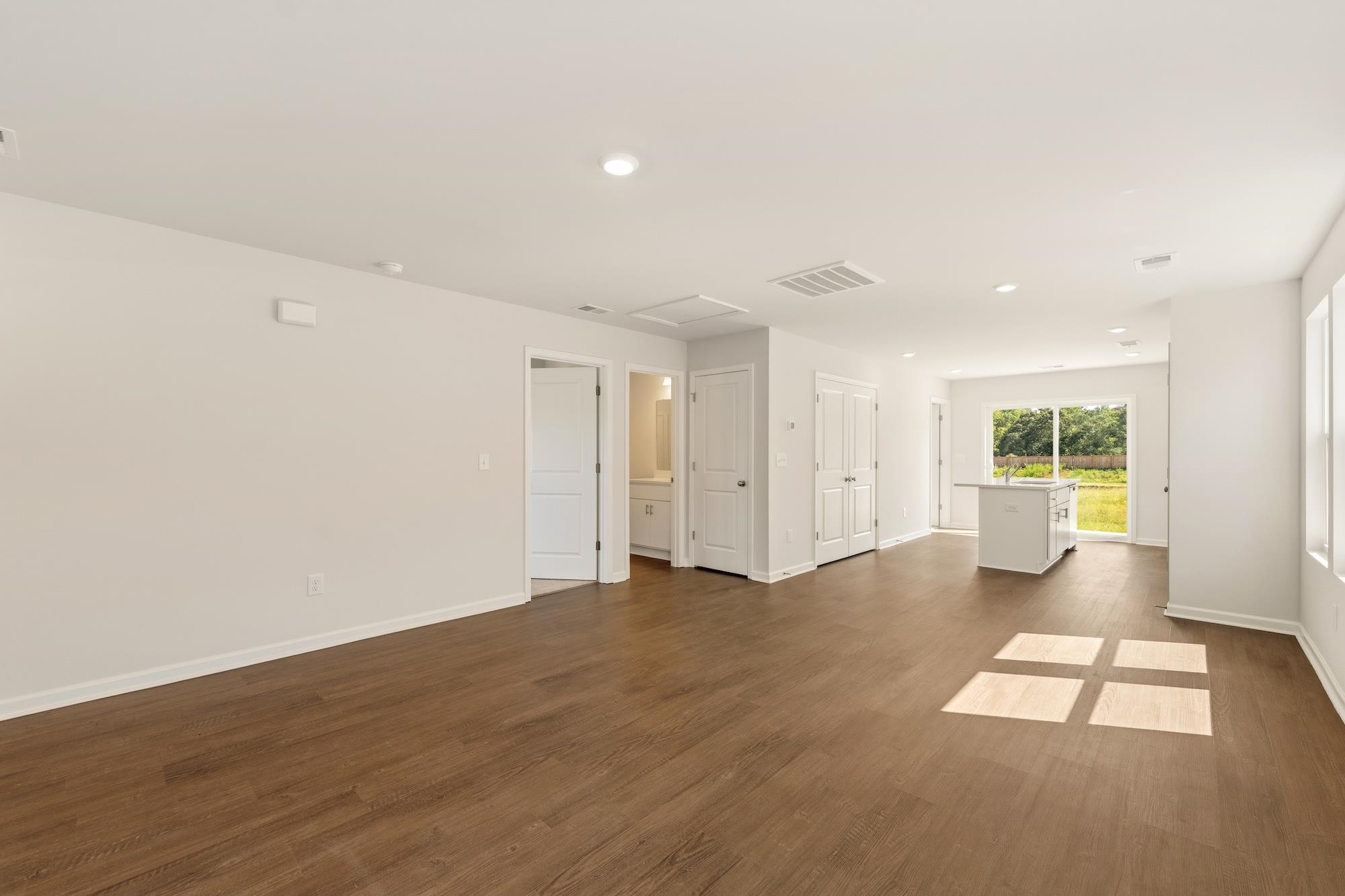 170 Cloverfield Lane Property Photo 4