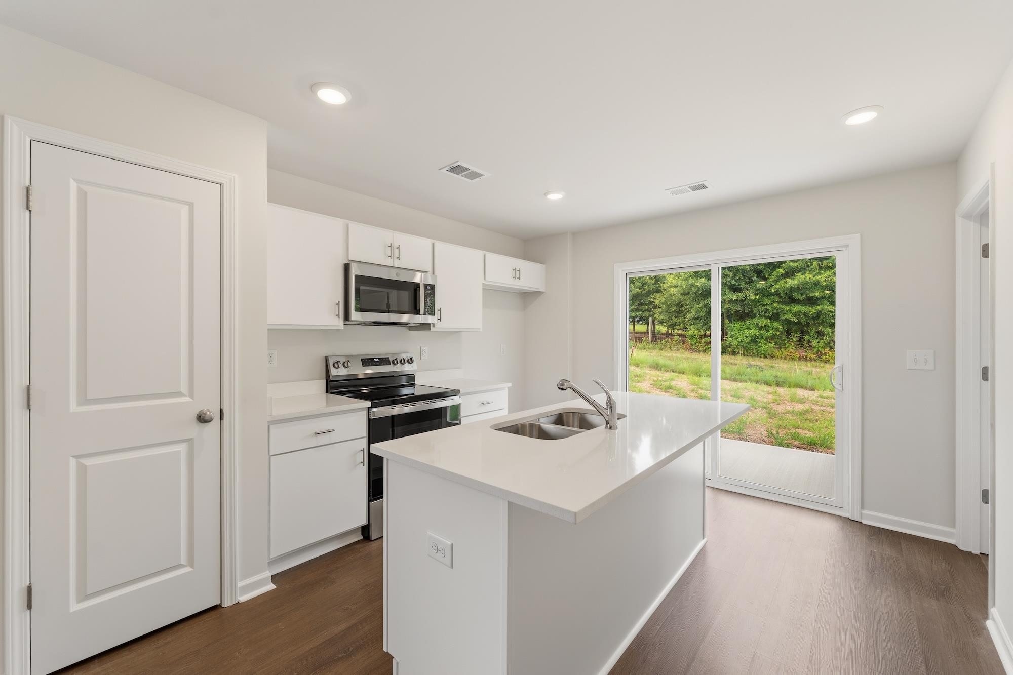 155 Cloverfield Lane Property Photo 4