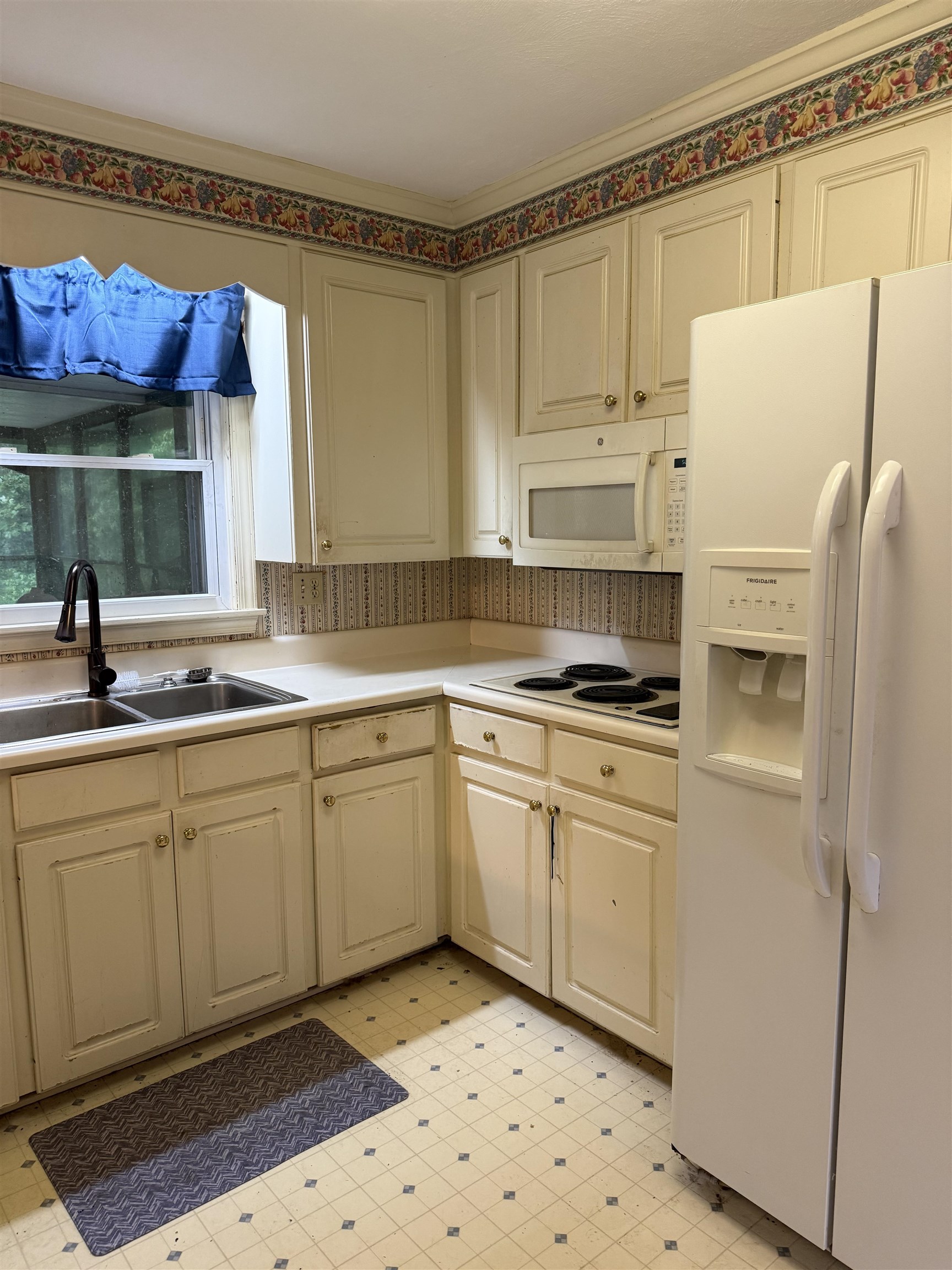 3855 Maid Marion Lane Property Photo 4
