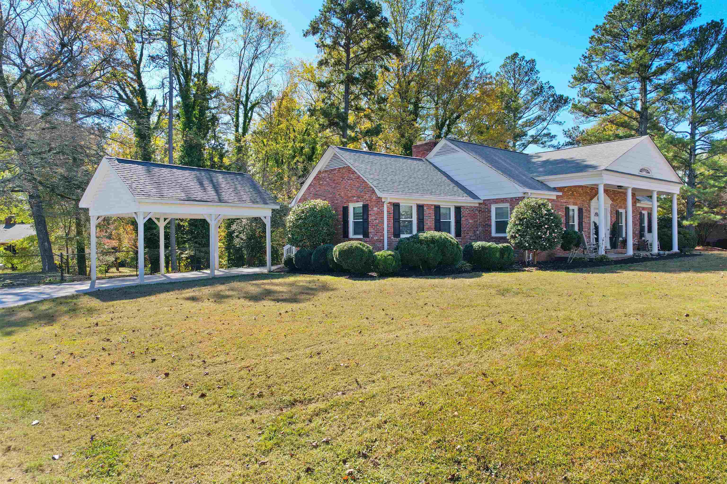 201 Crestview Dr Property Photo 1