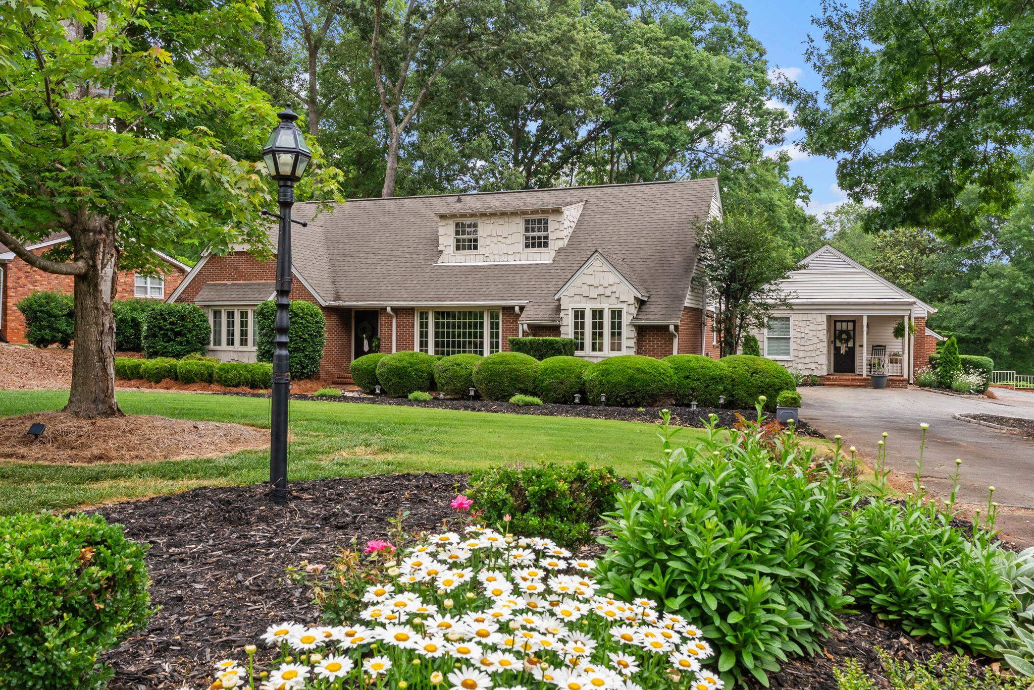 300 Lake Forest Dr Property Photo 1