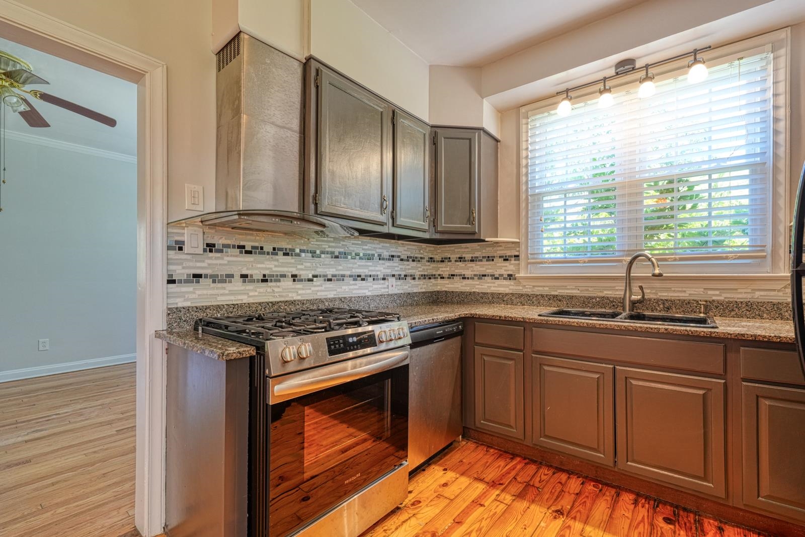 171 E Victoria Road Property Photo 7