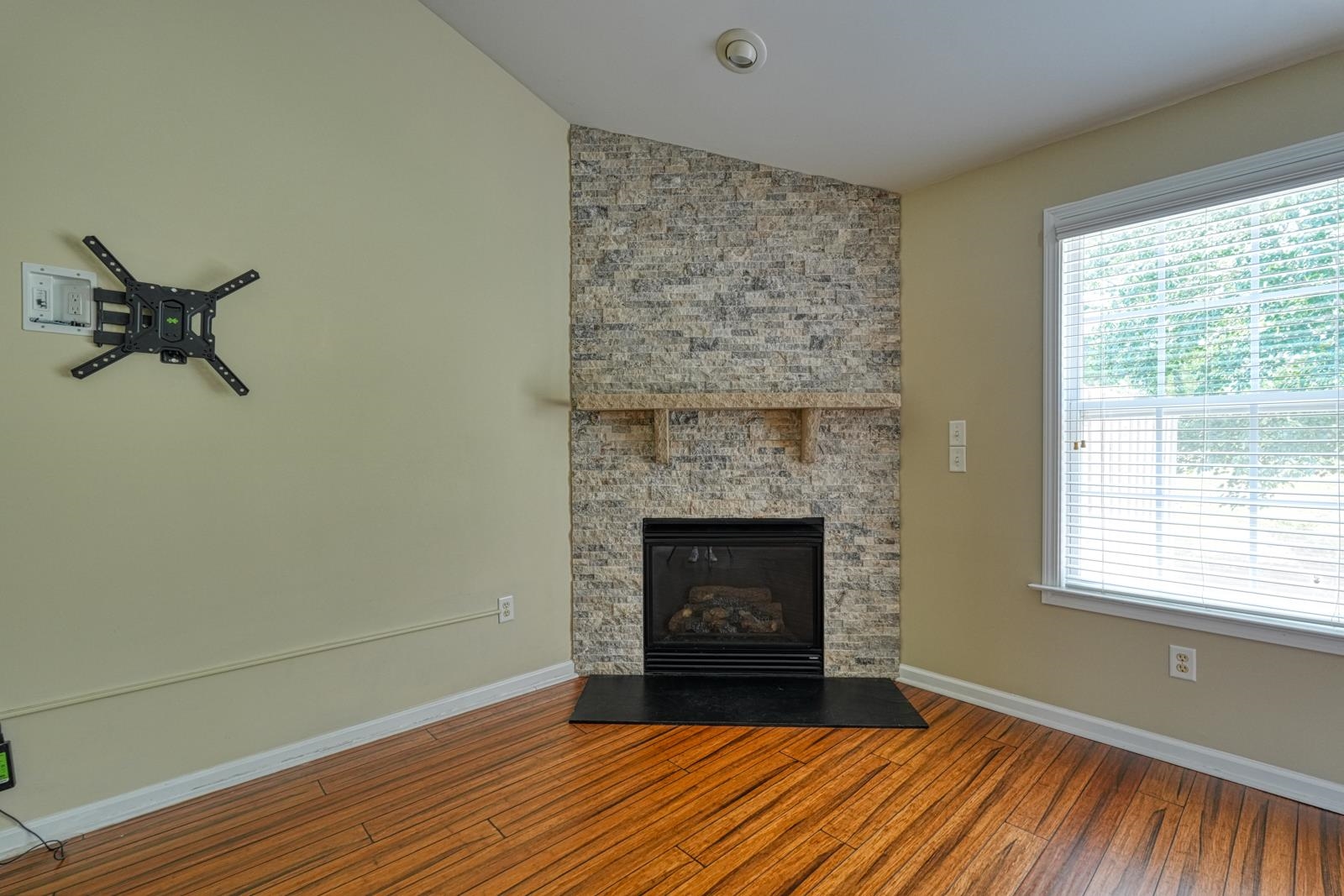 831 Vandenburg Drive Property Photo 8