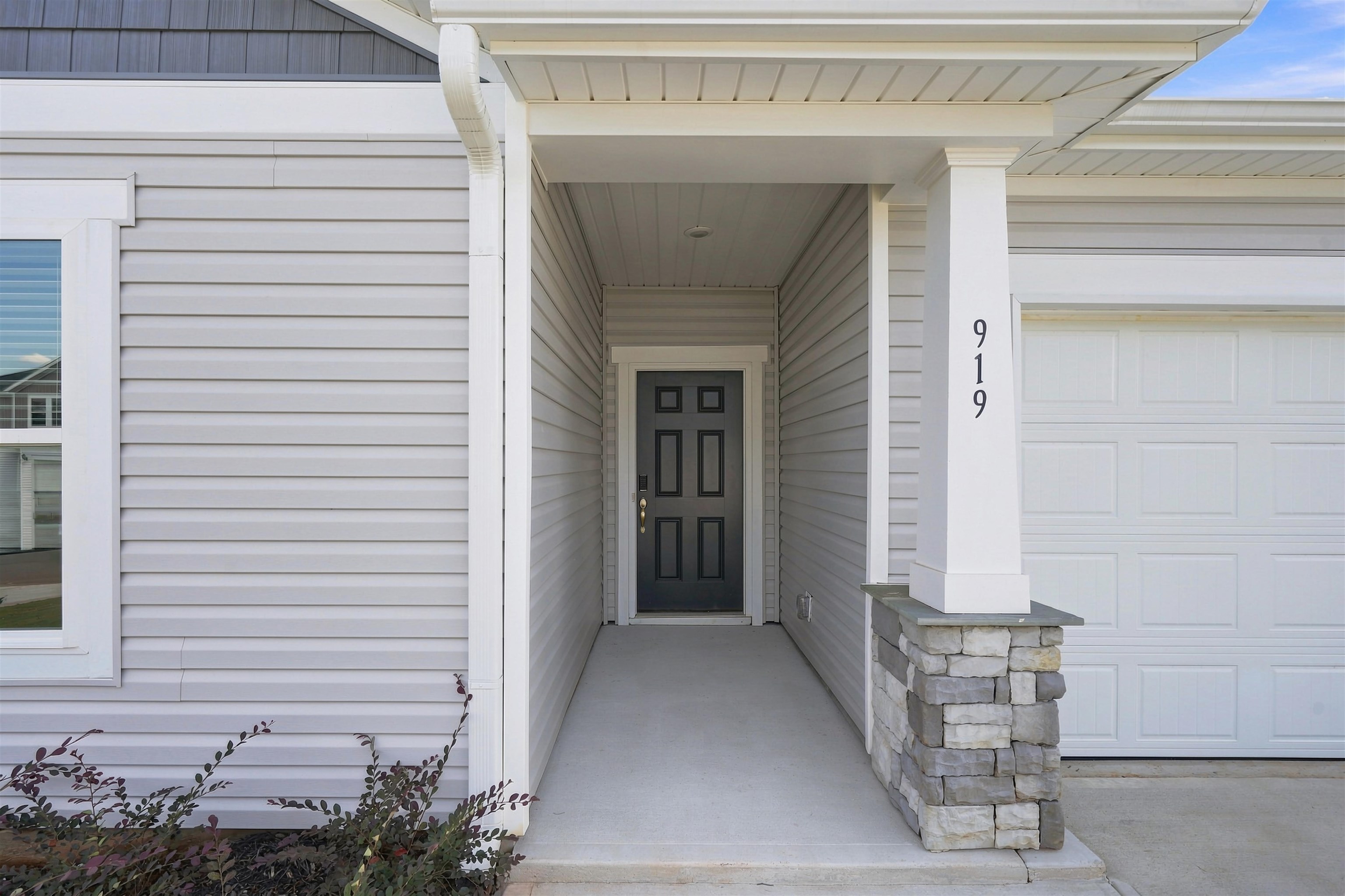 919 Rising Oak Court Property Photo 5