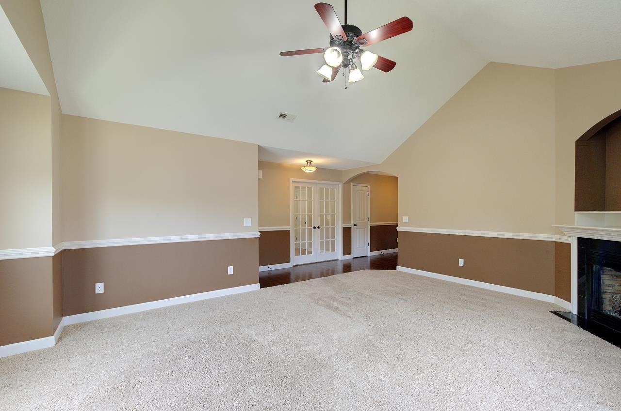 411 Shoreline Boulevard Property Photo 7