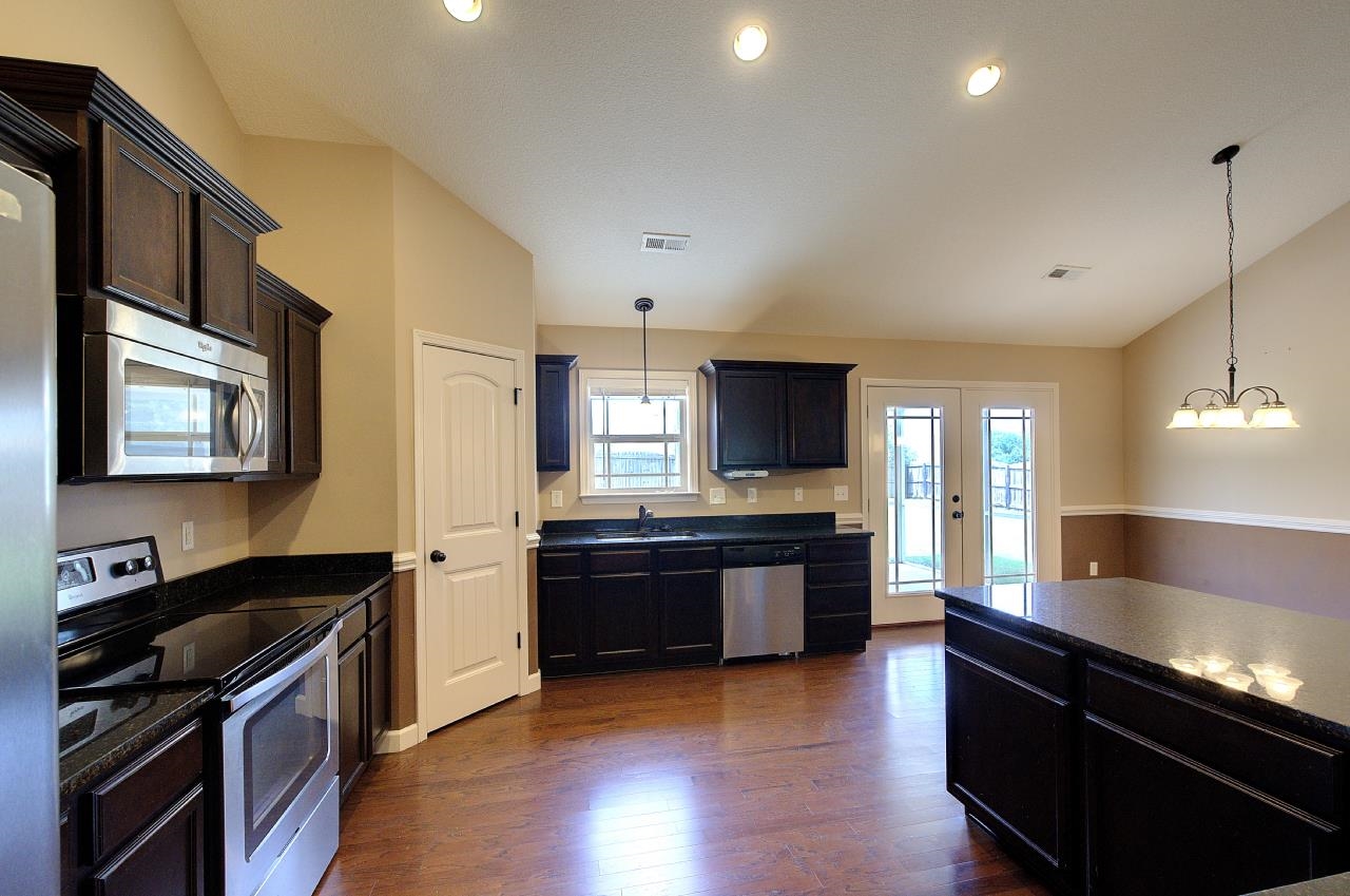 411 Shoreline Boulevard Property Photo 11