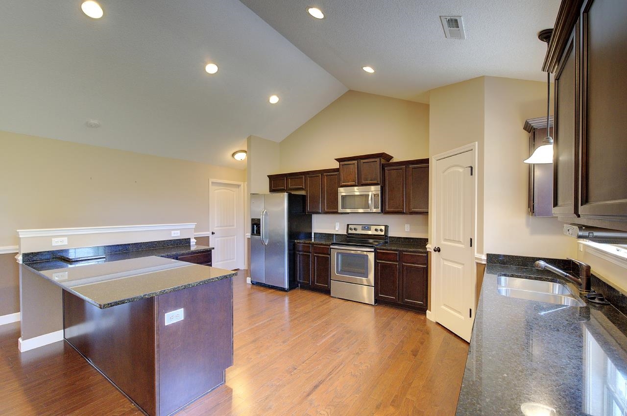 411 Shoreline Boulevard Property Photo 13