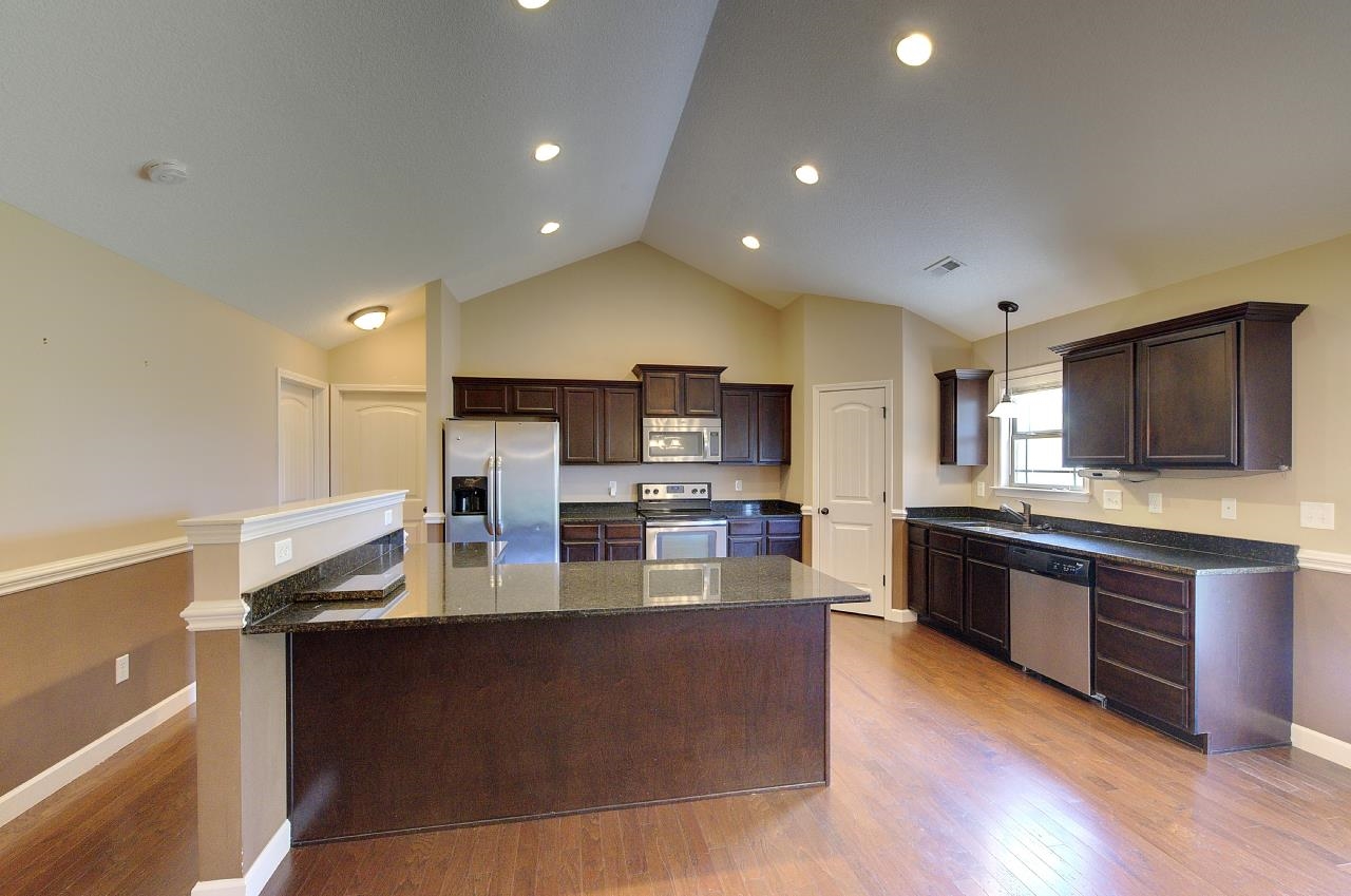 411 Shoreline Boulevard Property Photo 14