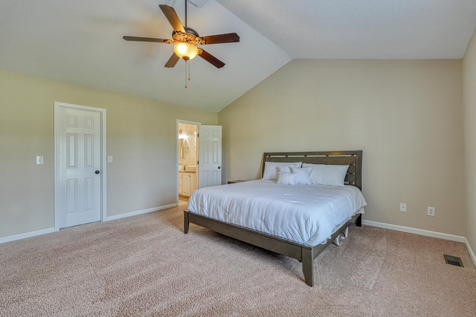 140 Bermuda Lane Property Photo 5
