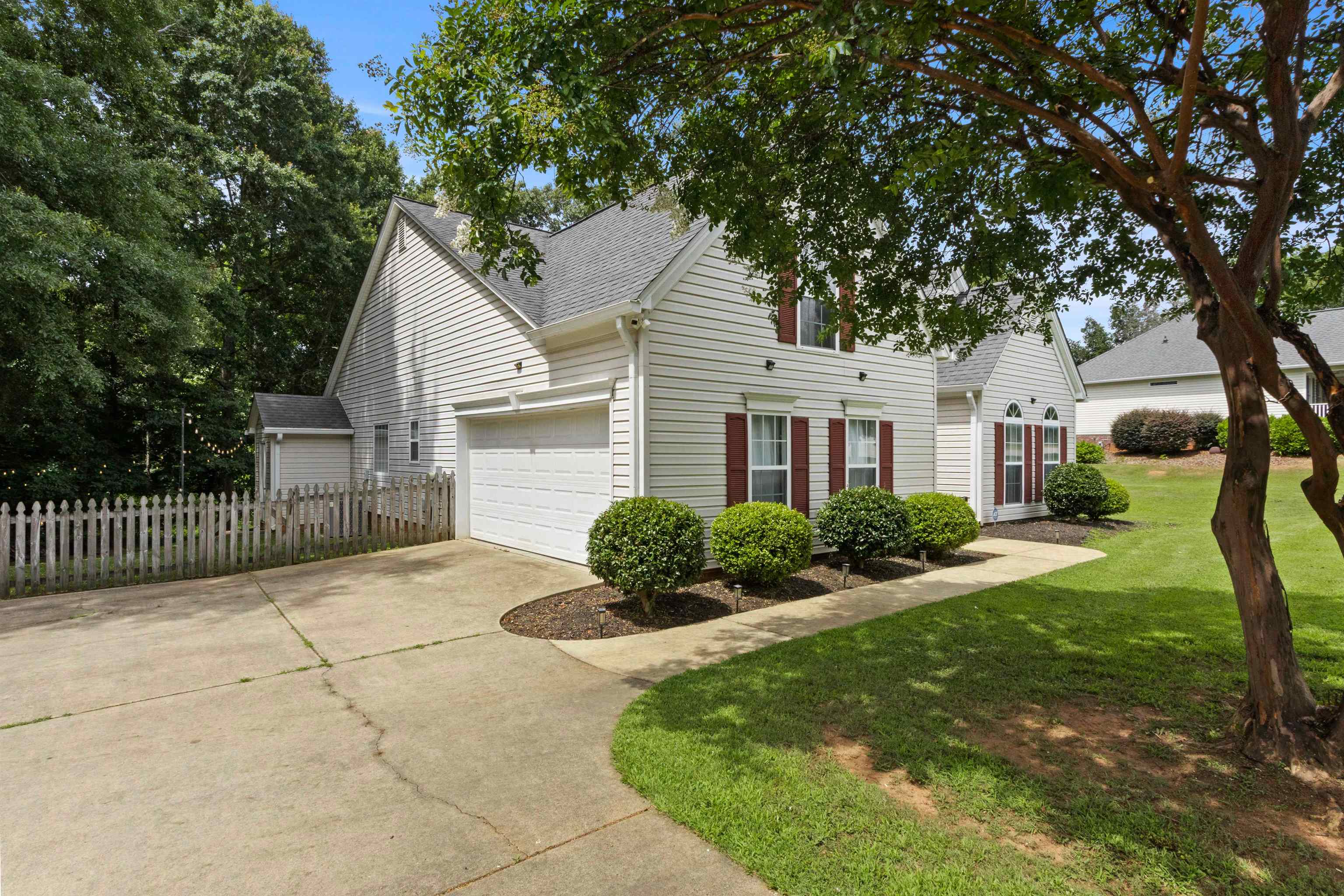 412 Ashley Oaks Drive Property Photo 3