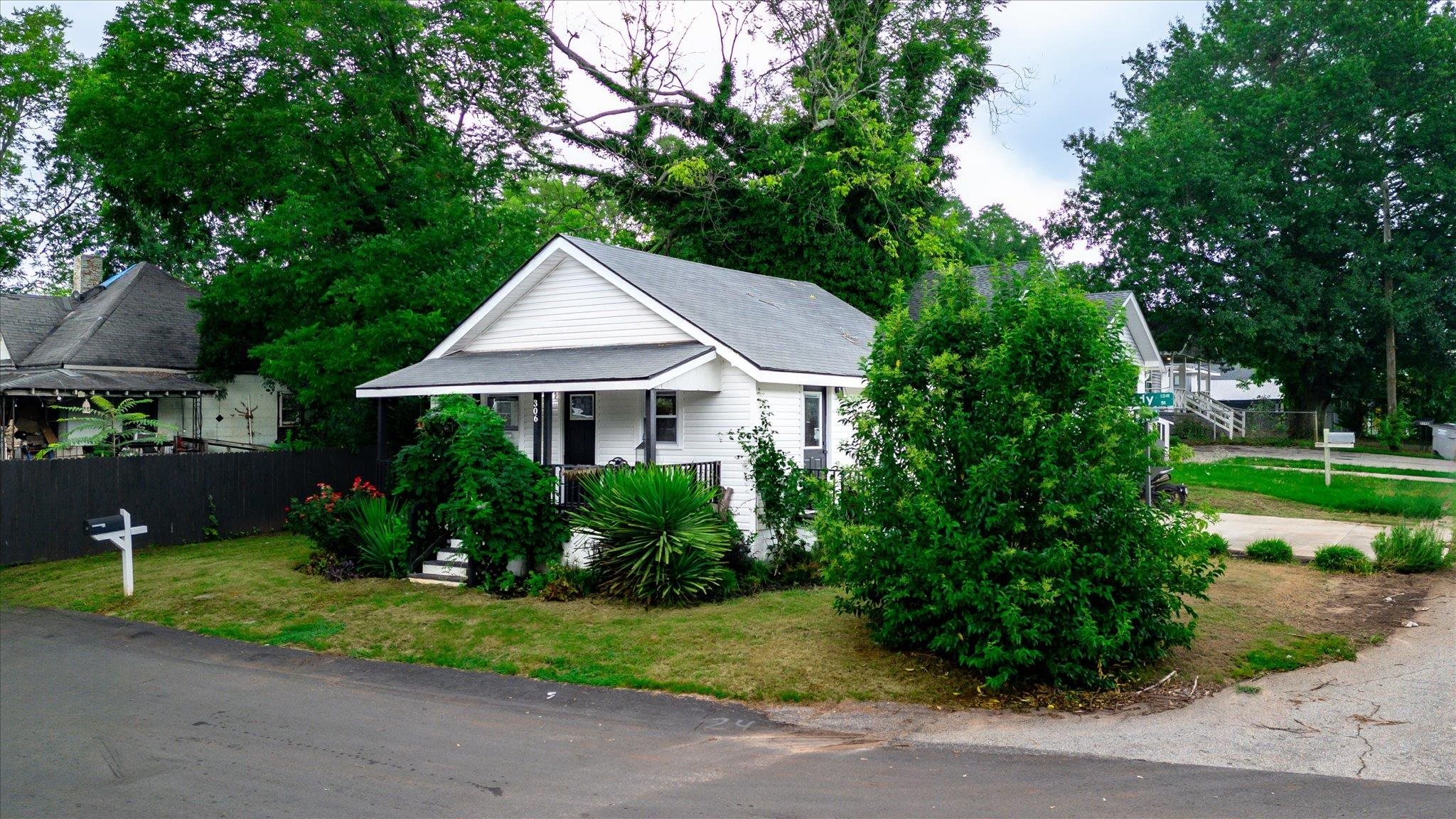 306 Lady Street Property Photo 4