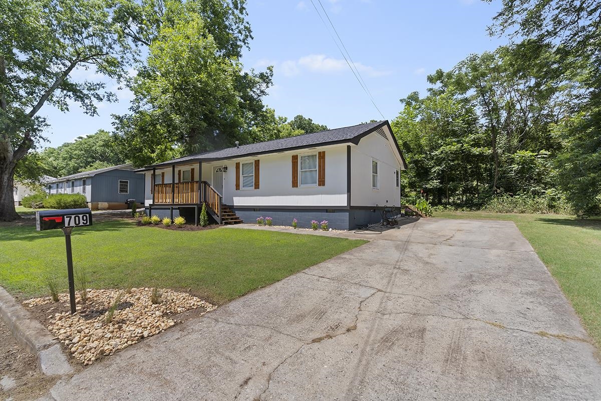709 Quarry Street Property Photo 2