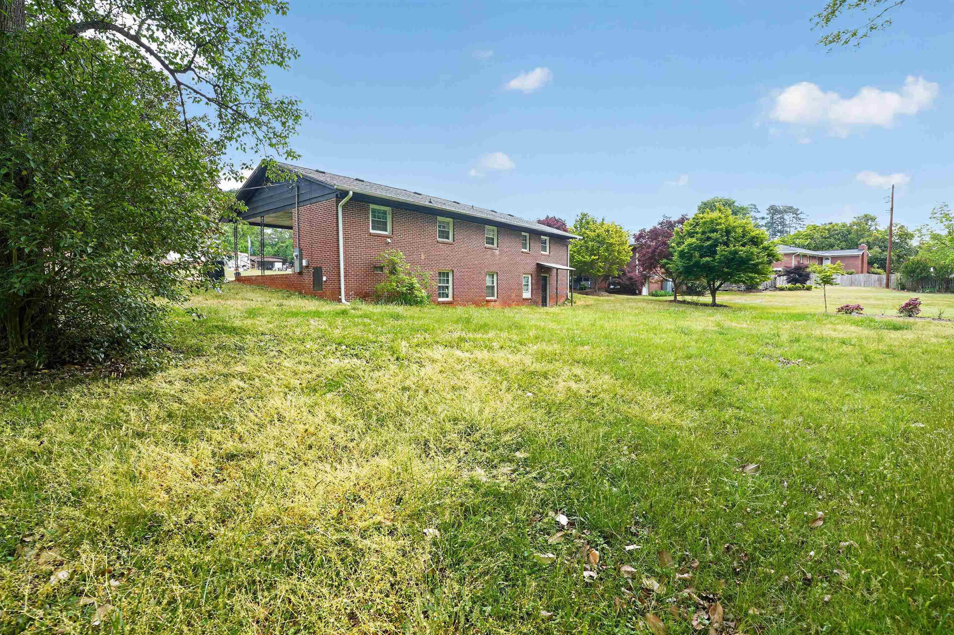 1008 Fairfield Dr Property Photo 2