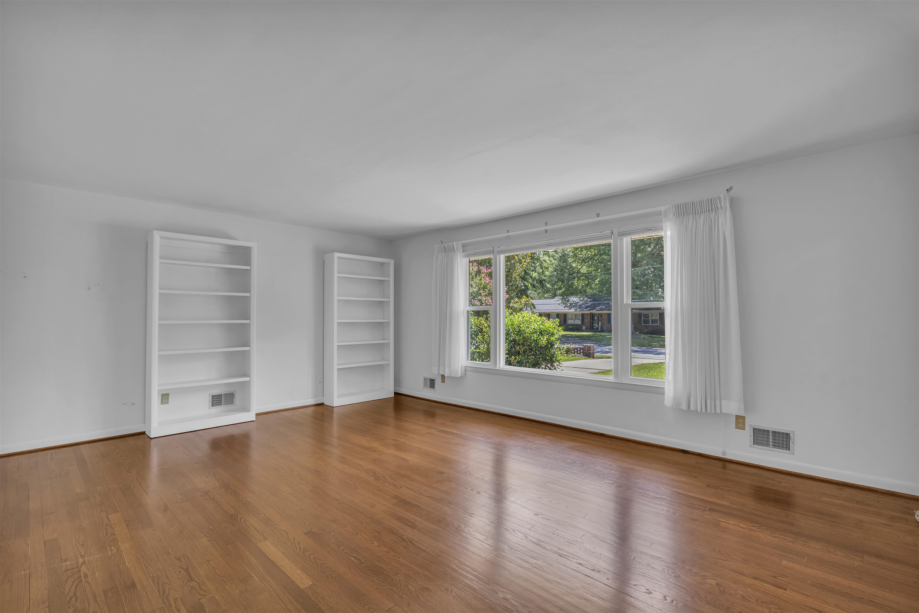 402 Springwood Drive Property Photo 3