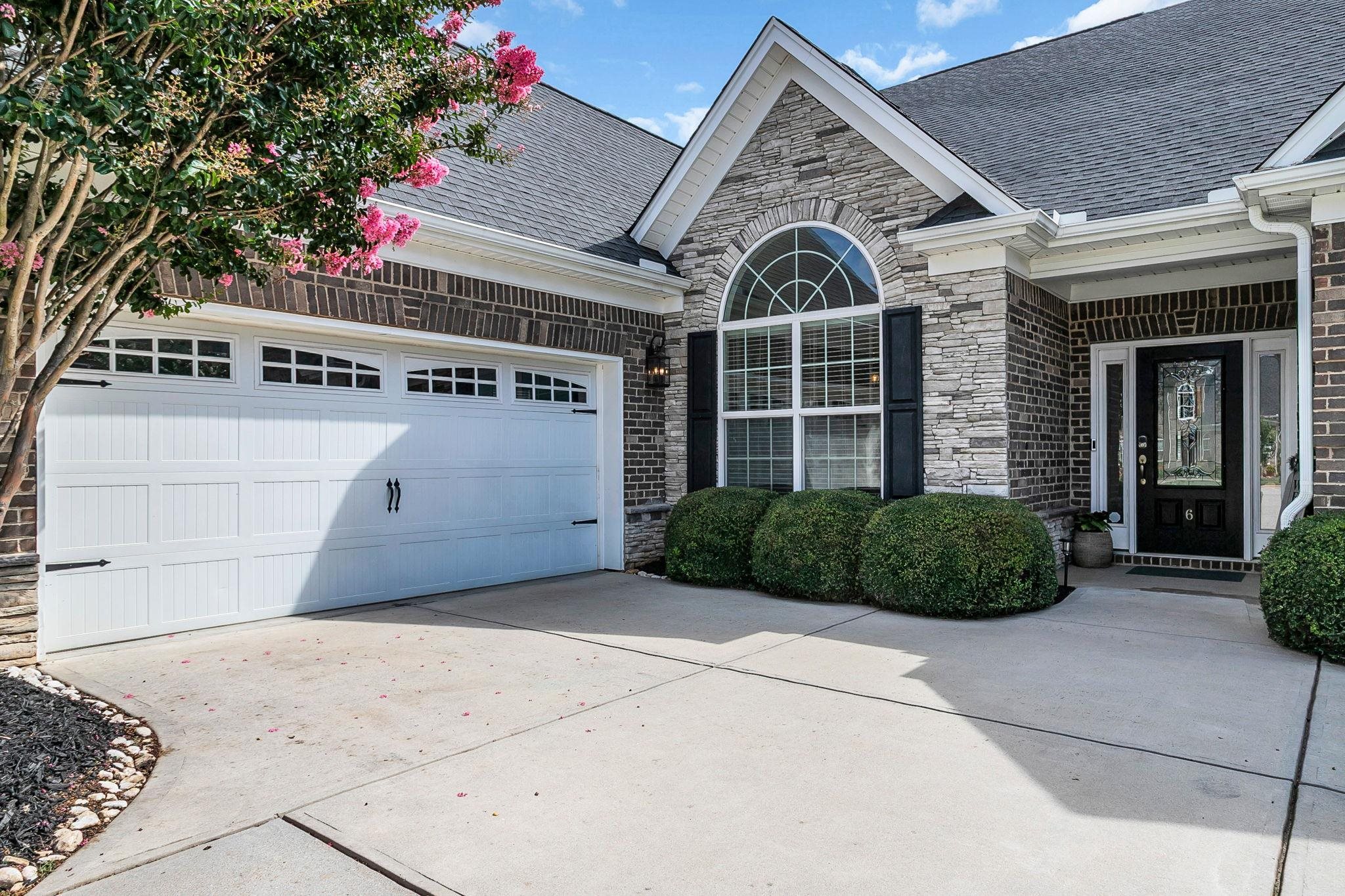 6 Lakeway Place Property Photo 3