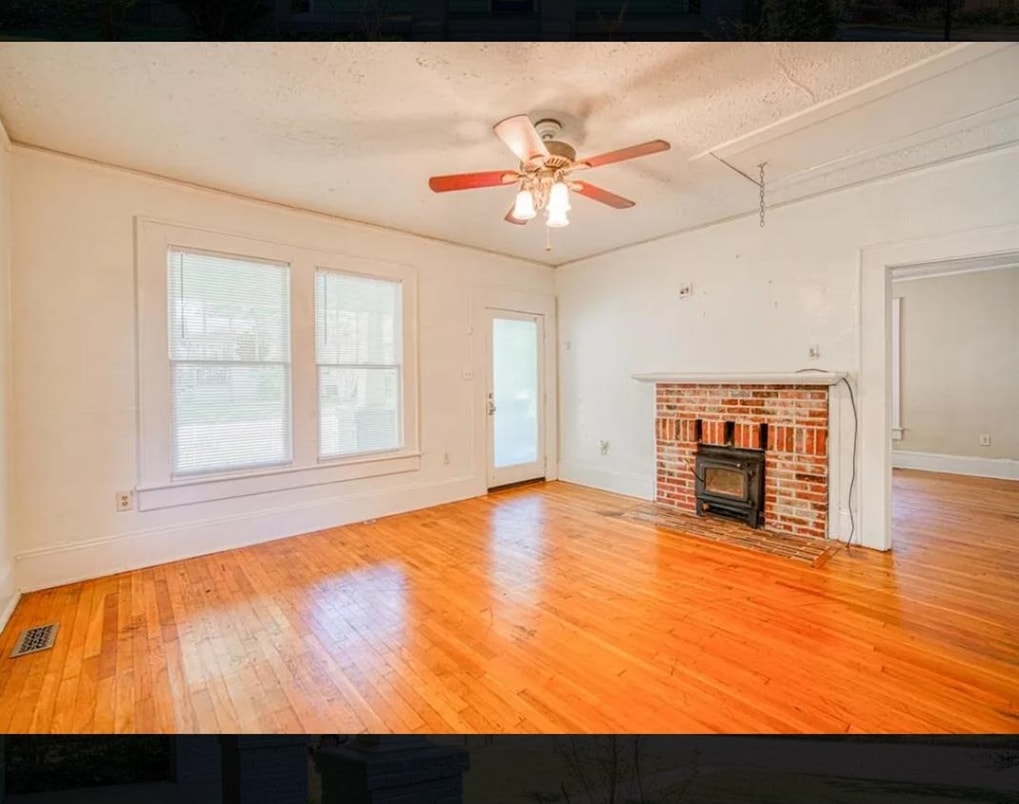 323 S Hampton Dr Property Photo 3