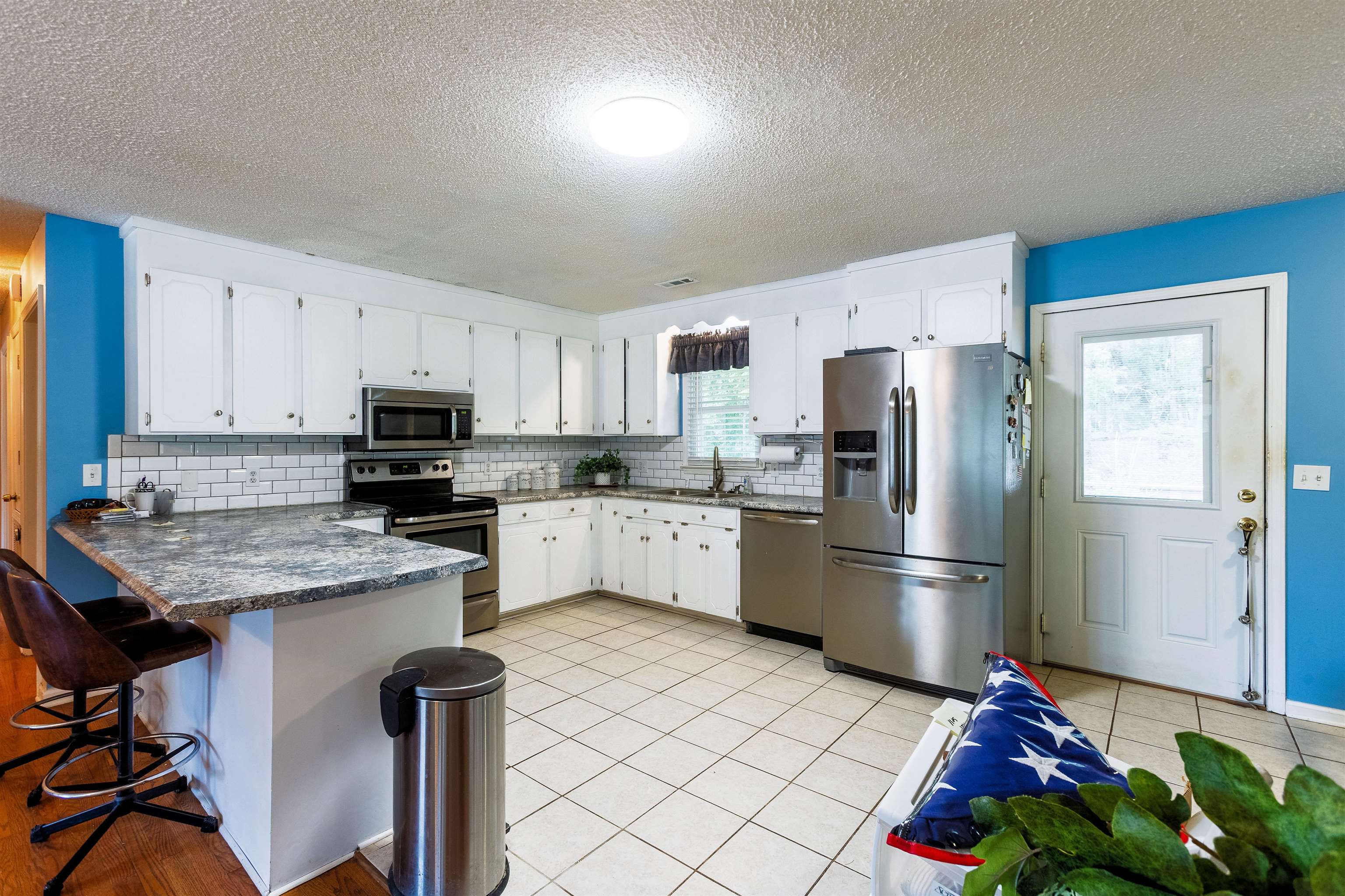 424 Edgewater Dr Property Photo 5