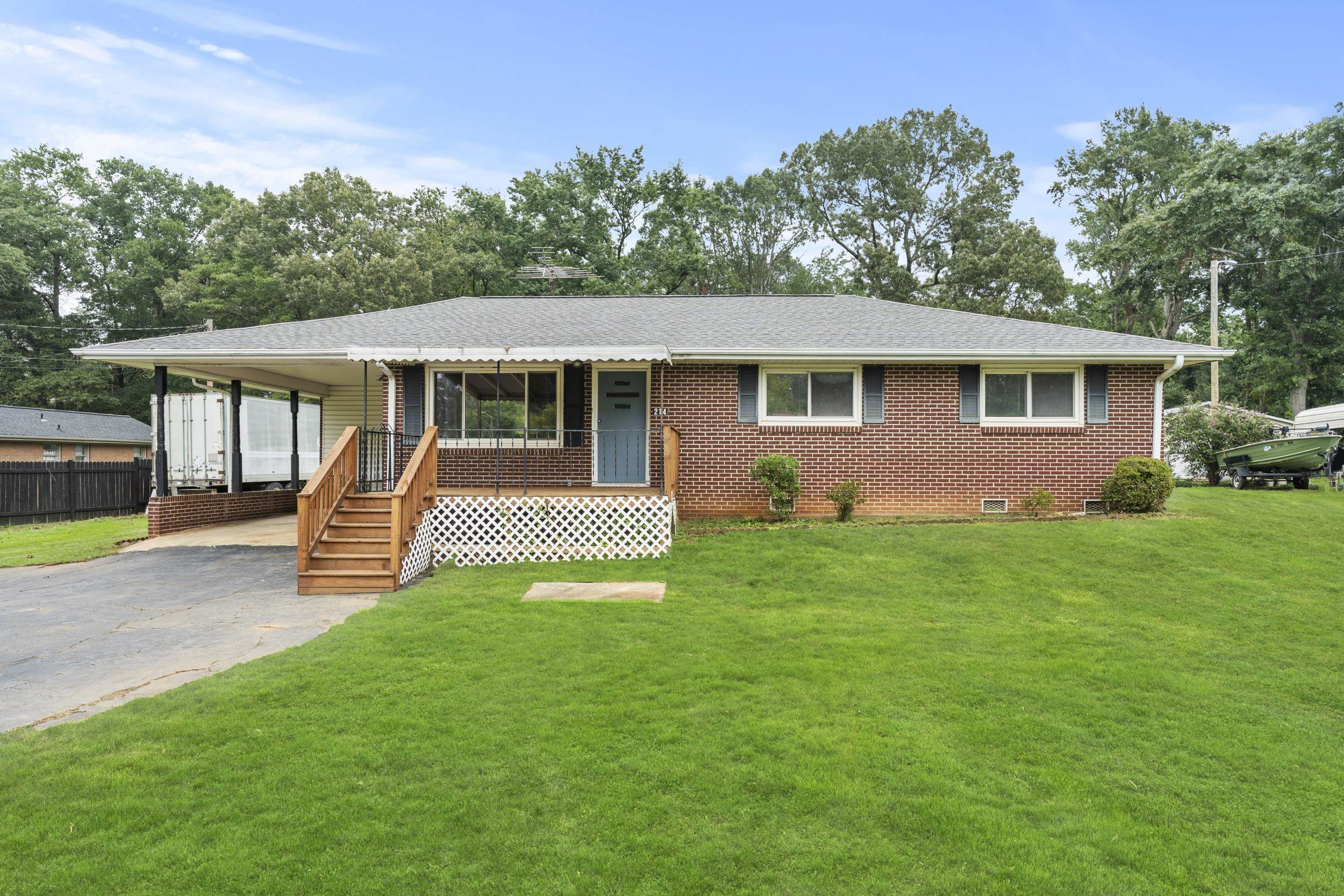 214 Crawford Circle Property Photo 2