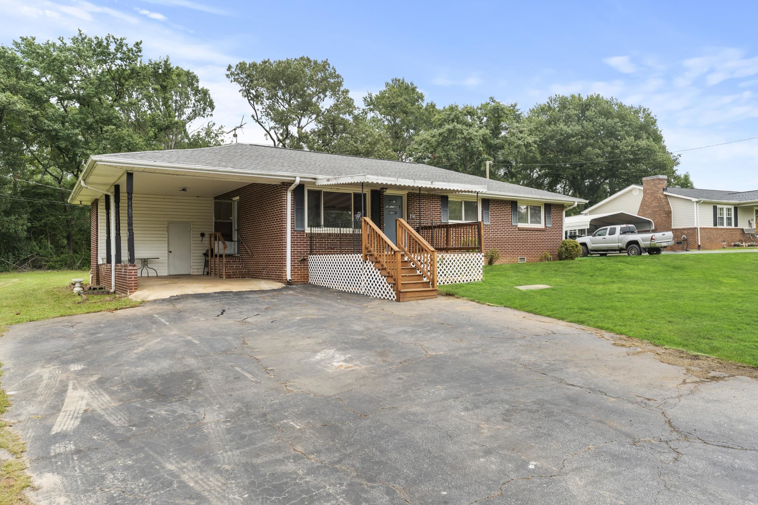 214 Crawford Circle Property Photo 3