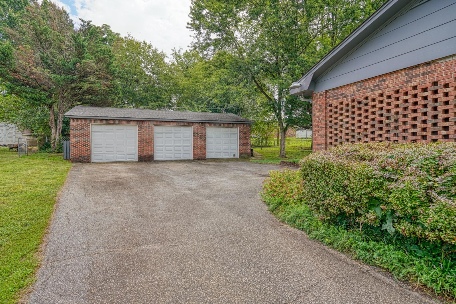 902 Vannessa Drive Property Photo 2