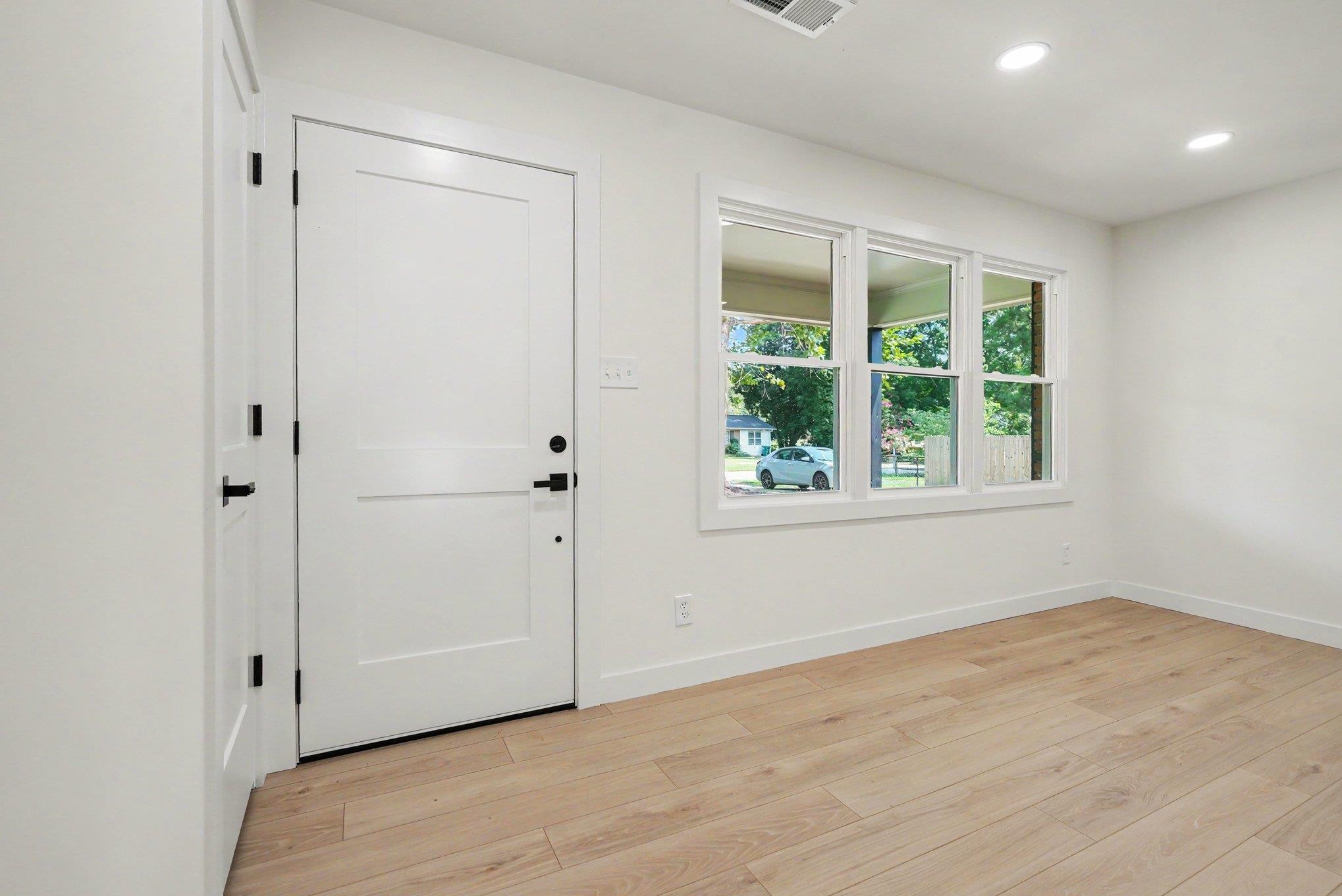 3035 Elmhurst Drive Property Photo 4