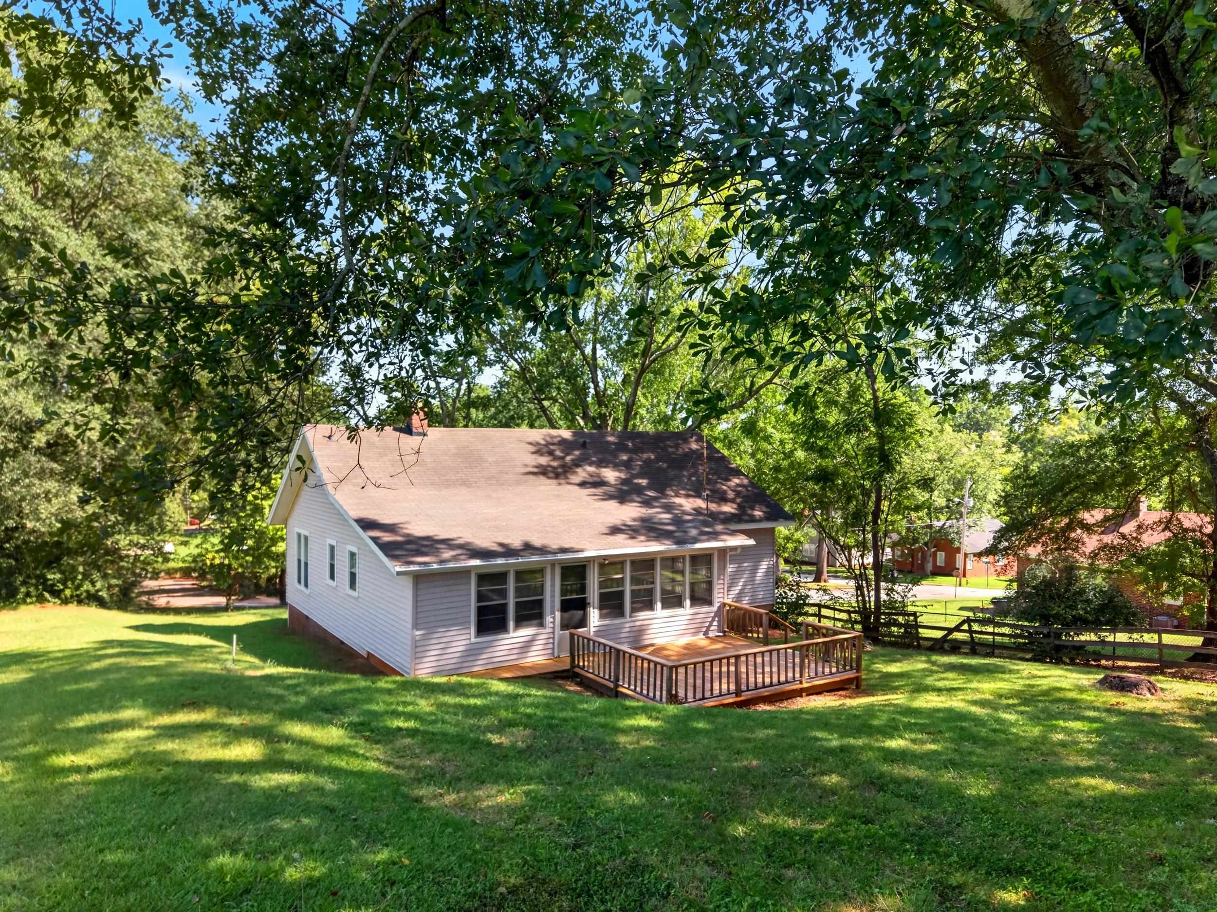 205 Lansdell Drive Property Photo 4