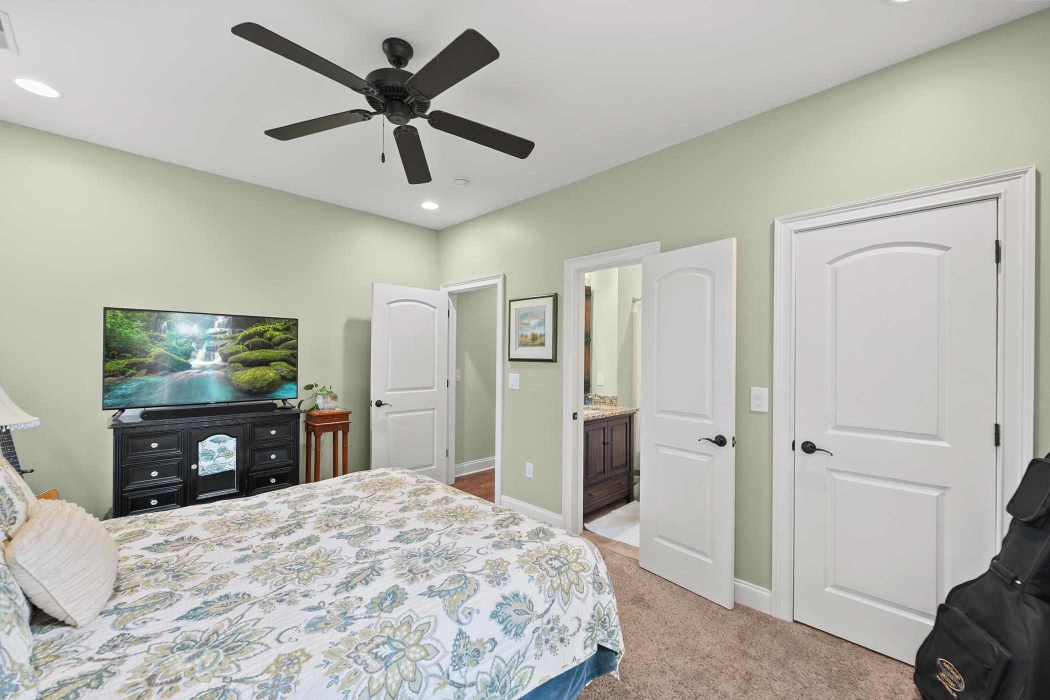 819 E Heathland Property Photo 20