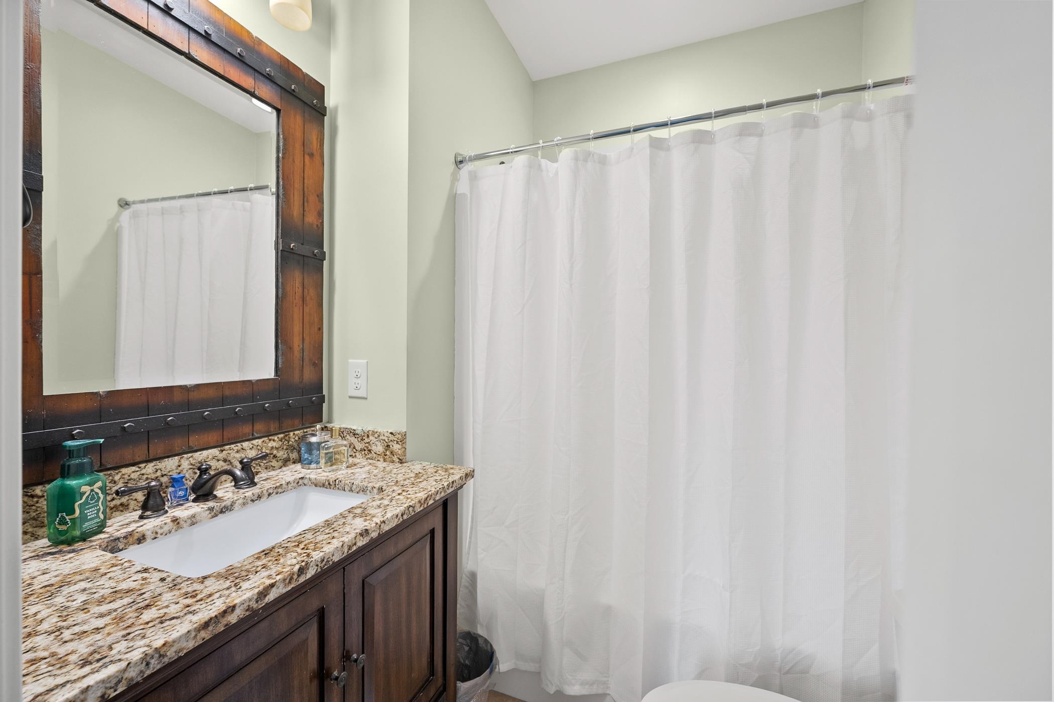 819 E Heathland Property Photo 21