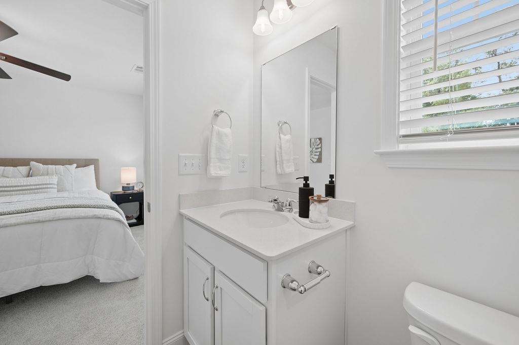 670 Saxon Avenue Property Photo 6