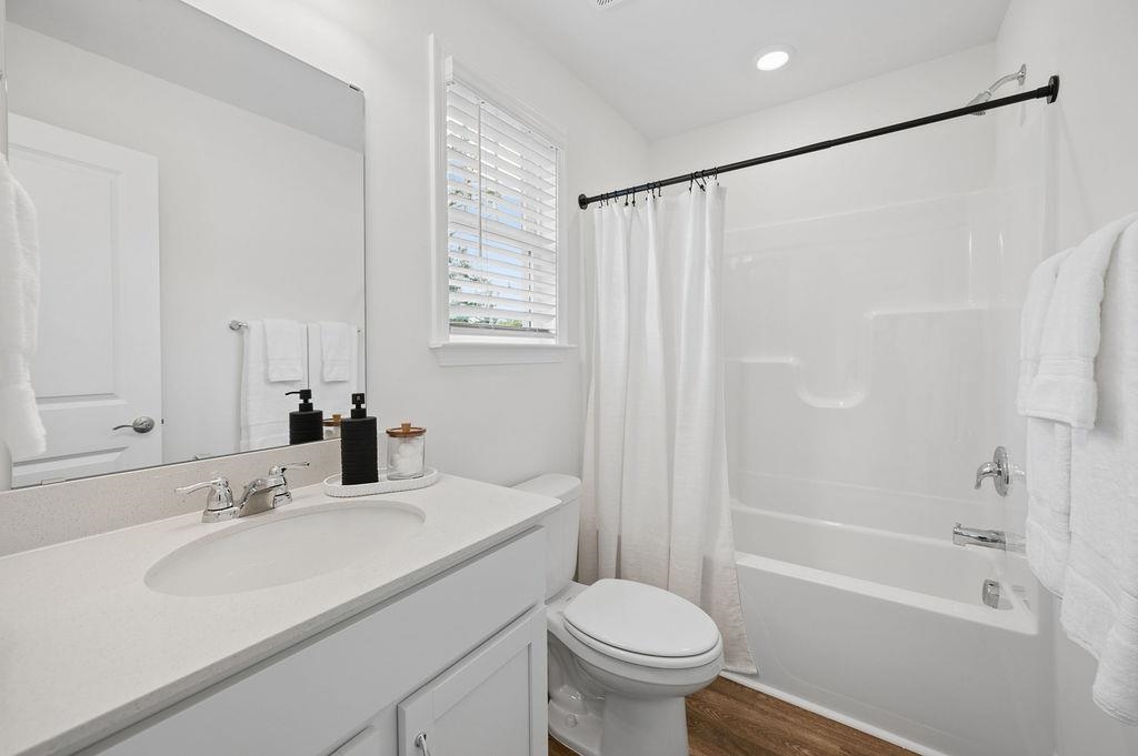 670 Saxon Avenue Property Photo 12