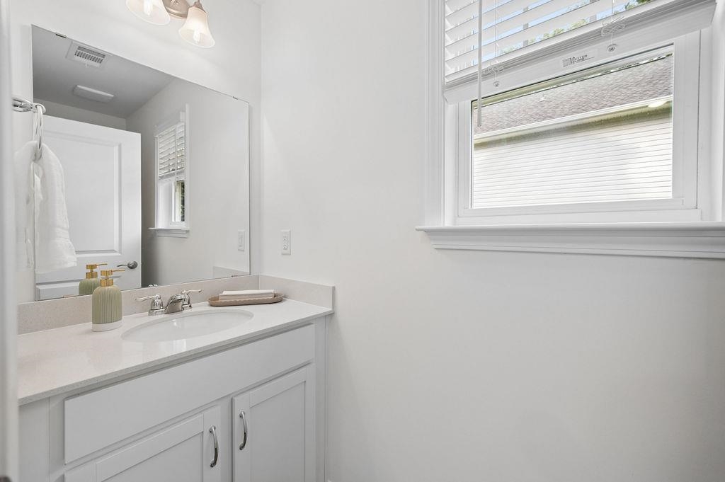 670 Saxon Avenue Property Photo 13