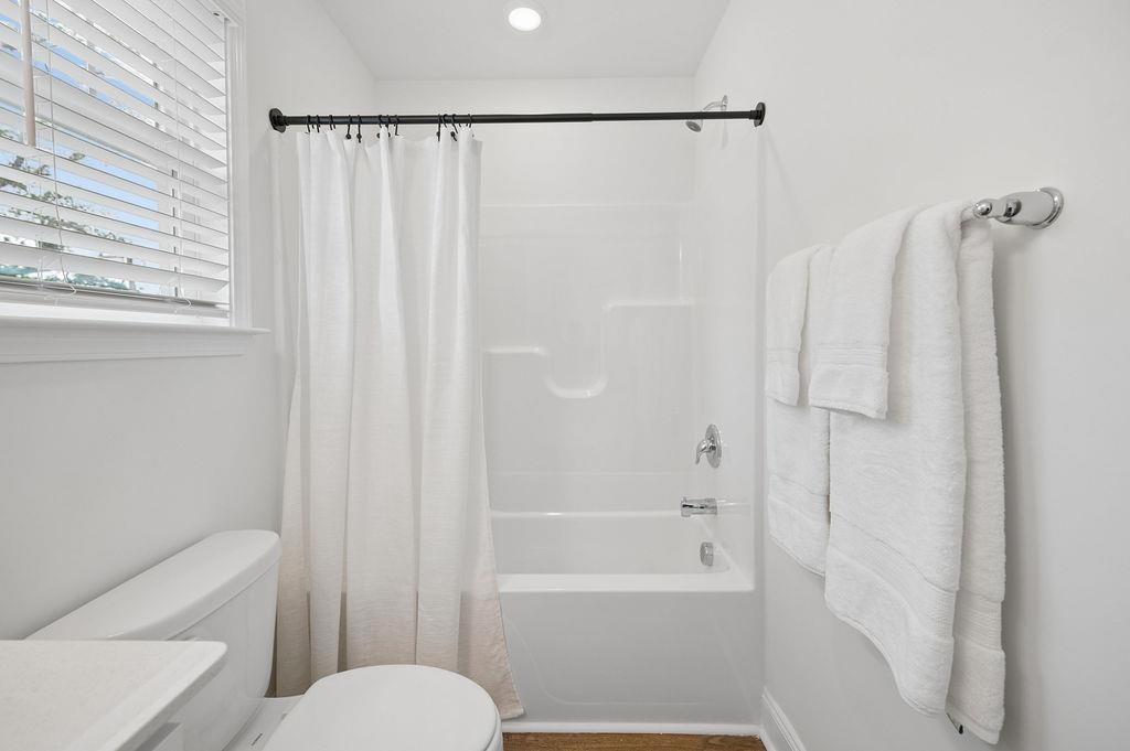 670 Saxon Avenue Property Photo 33