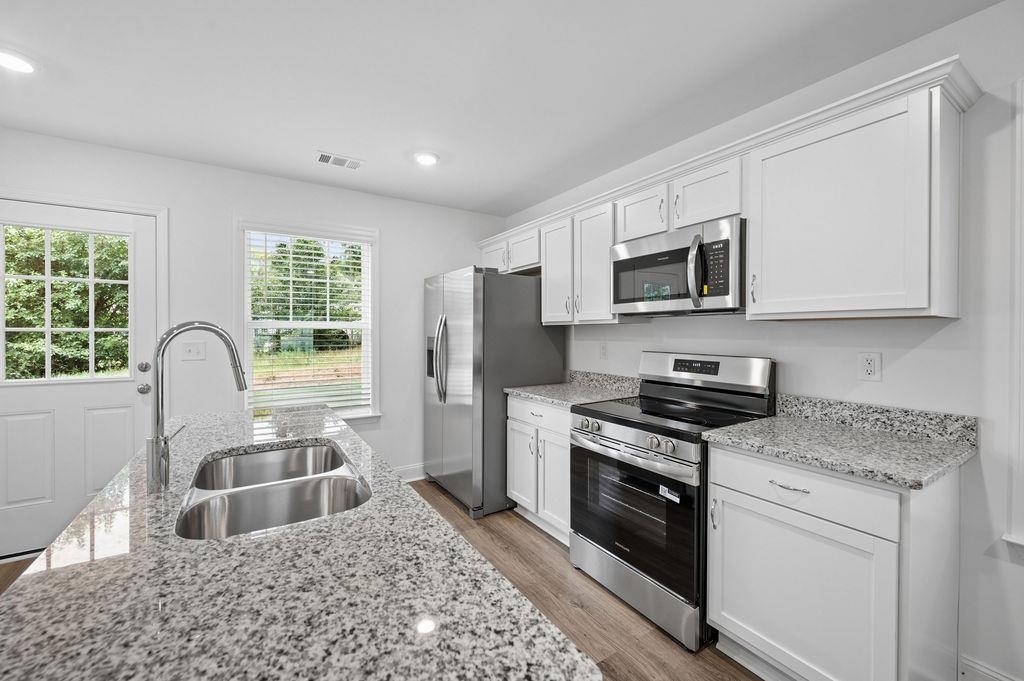 668 Saxon Avenue Property Photo 13